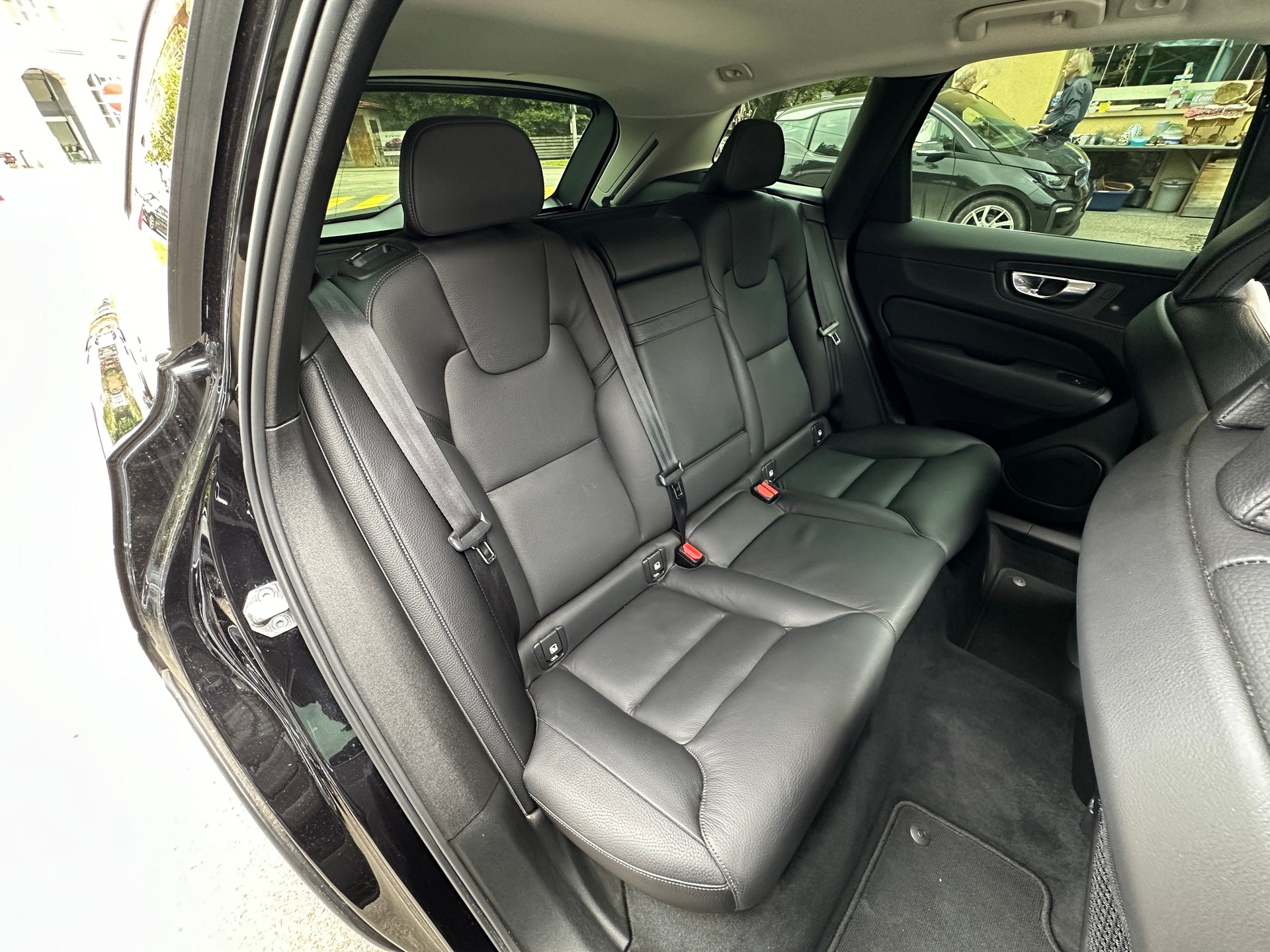 VOLVO XC60 B4 Diesel Mild Hybrid AWD Momentum Geartronic-image-12