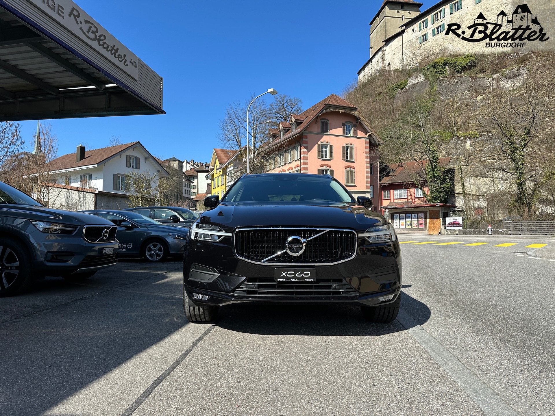 VOLVO XC60 B4 Diesel Mild Hybrid AWD Momentum Geartronic-showroom-element-1