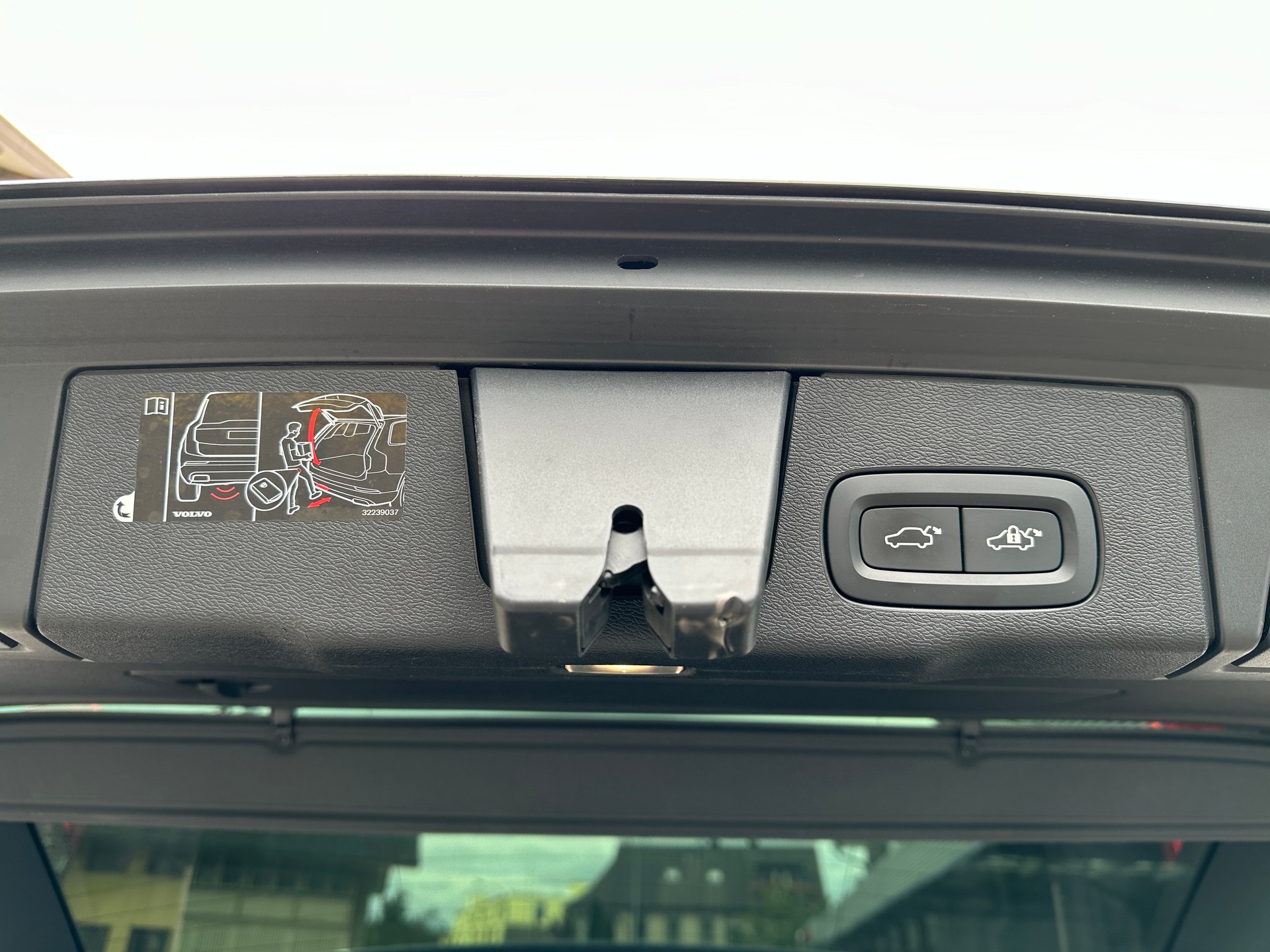 VOLVO XC60 B4 Diesel Mild Hybrid AWD Momentum Geartronic-image-16