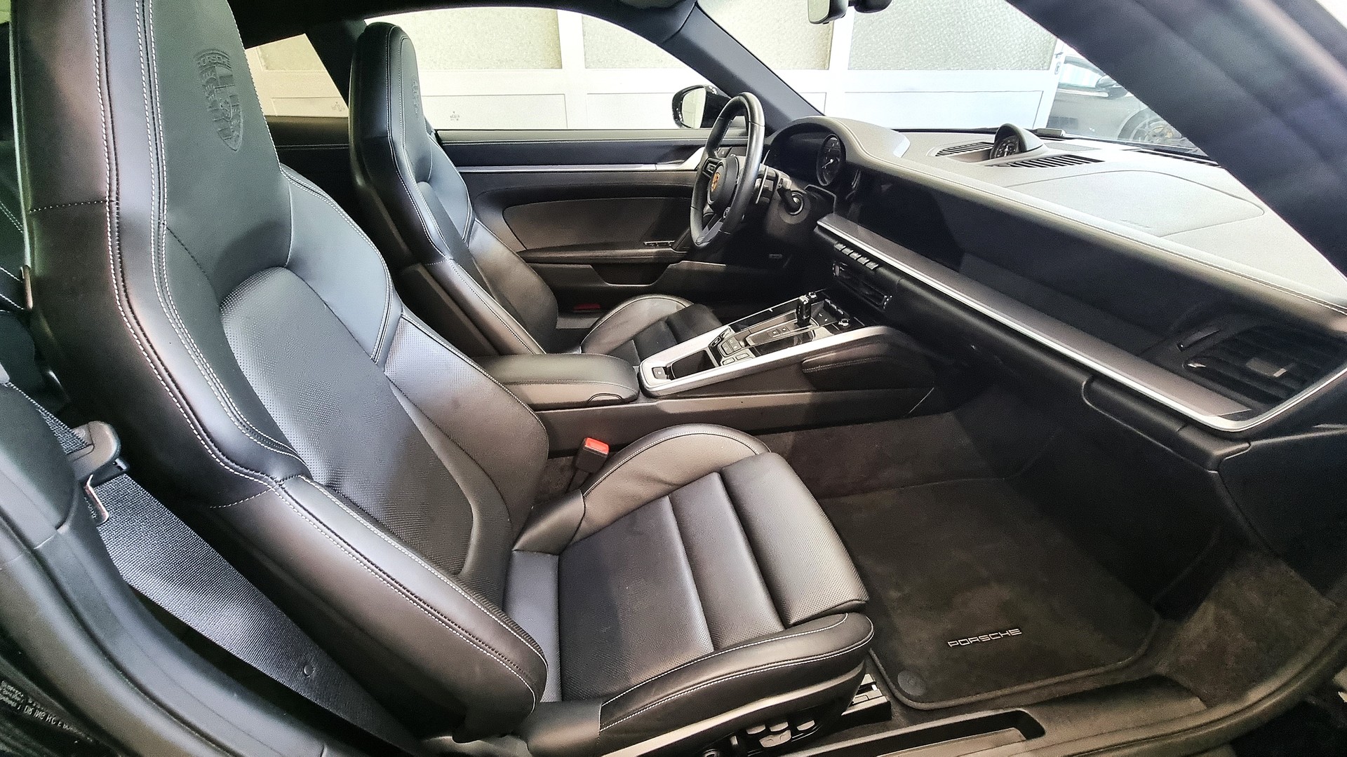 PORSCHE 911 Carrera 4S-image-9