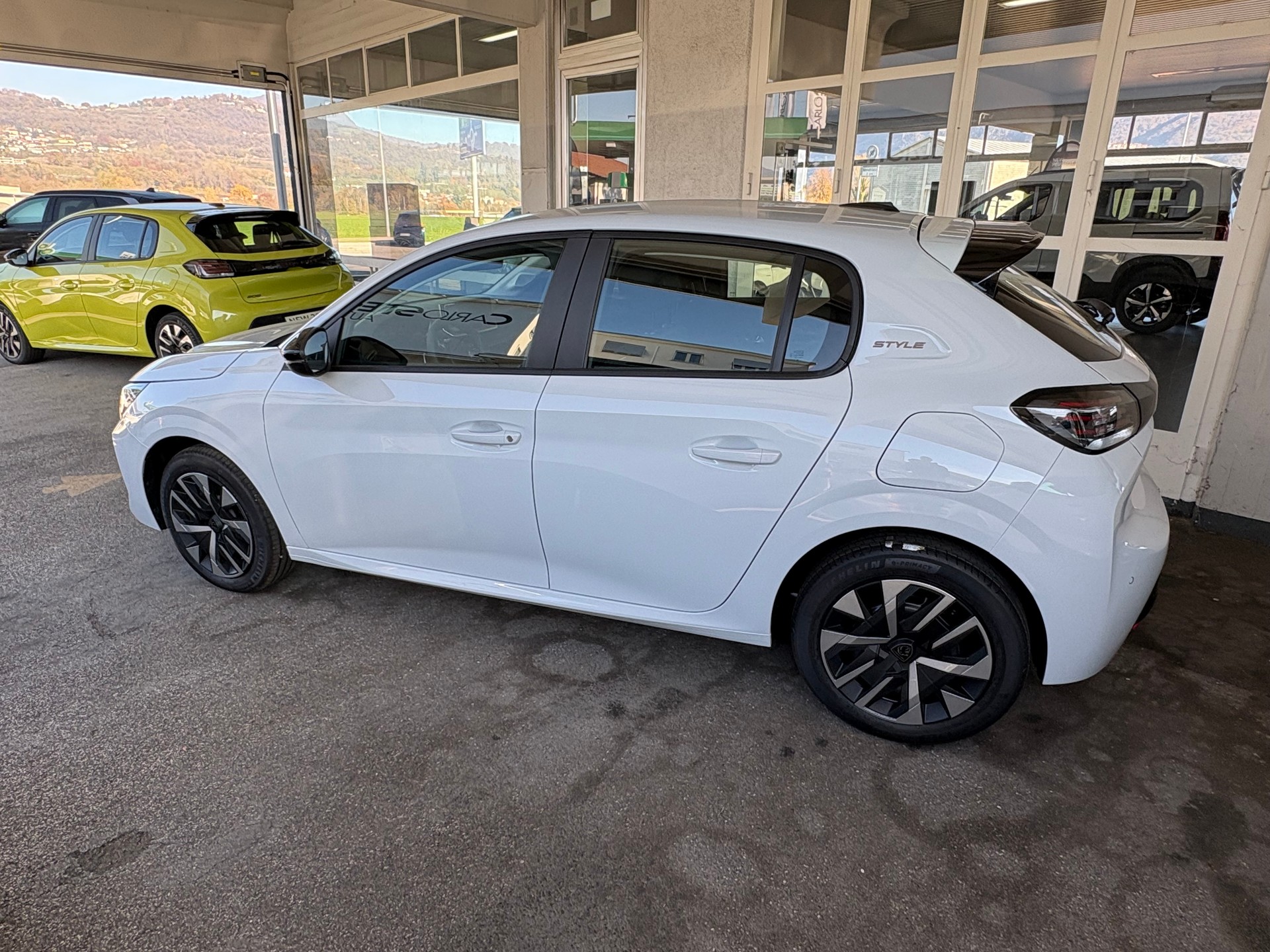 PEUGEOT 208 1.2 MHEV 110 Style-showroom-element-3