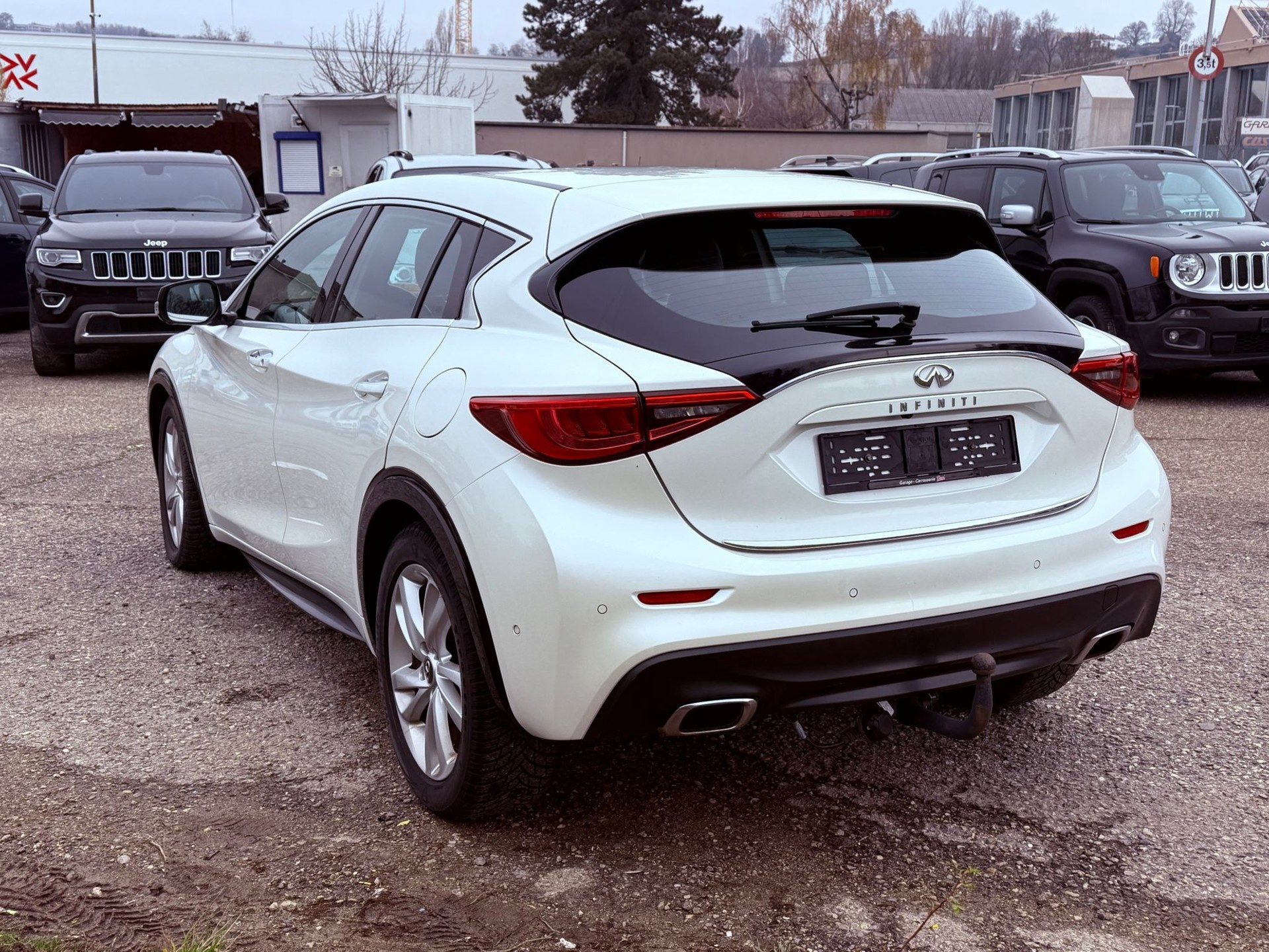 INFINITI Q30 2.2d Premium Tech AWD DCT-image-6
