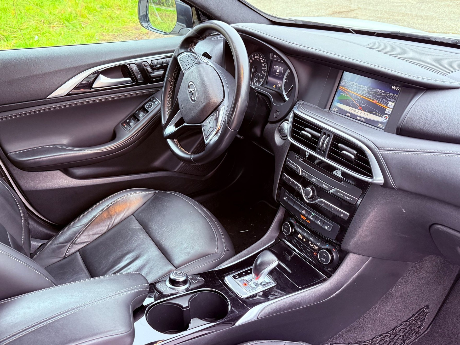 INFINITI Q30 2.2d Premium Tech AWD DCT-image-8