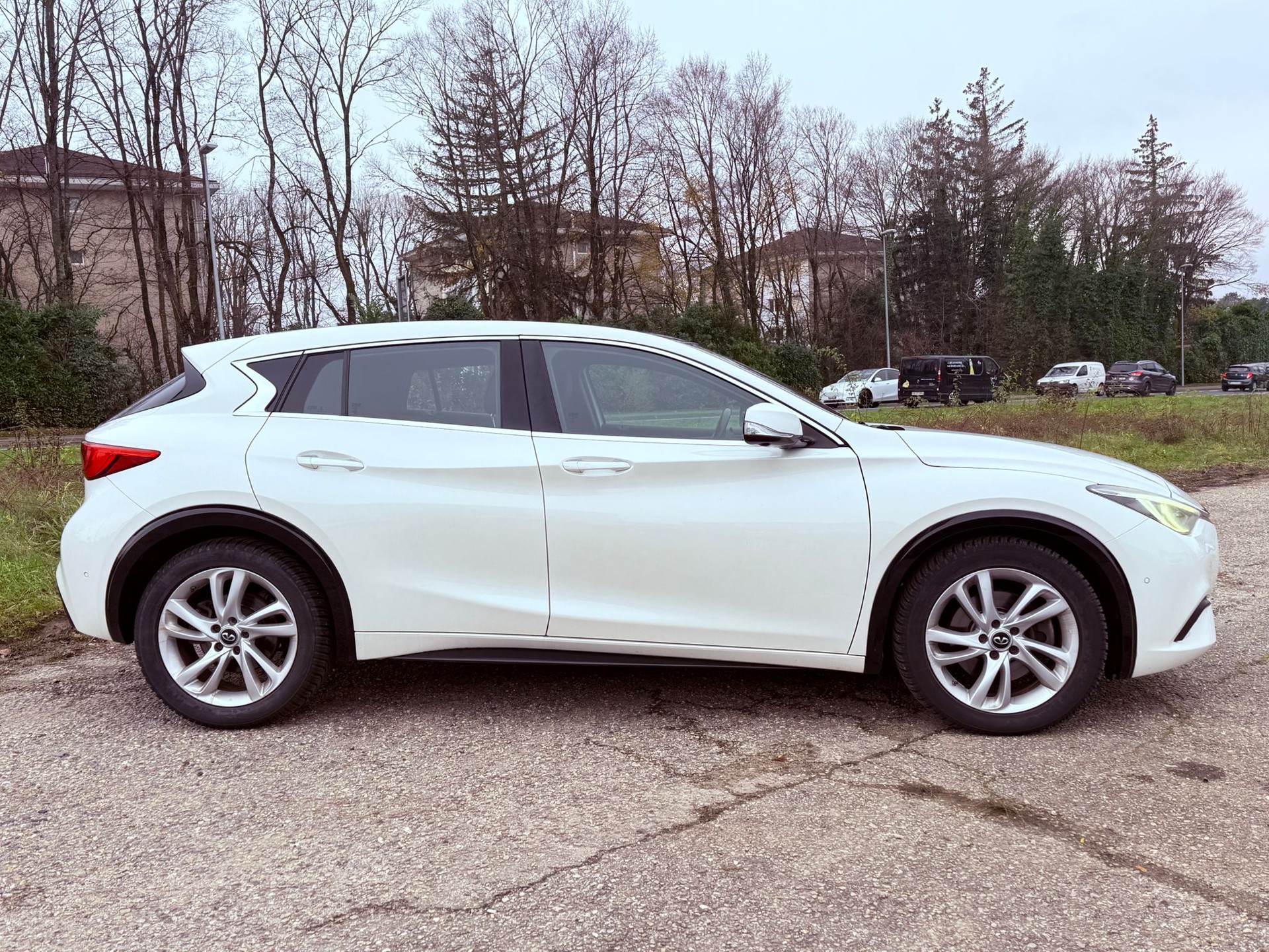 INFINITI Q30 2.2d Premium Tech AWD DCT-image-4