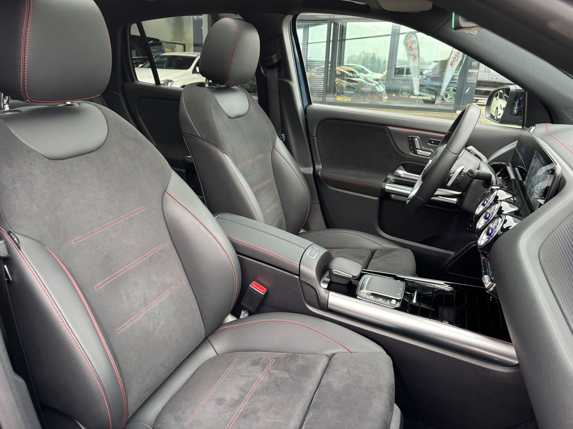 MERCEDES-BENZ EQA 300 AMG-Line 4Matic-image-6
