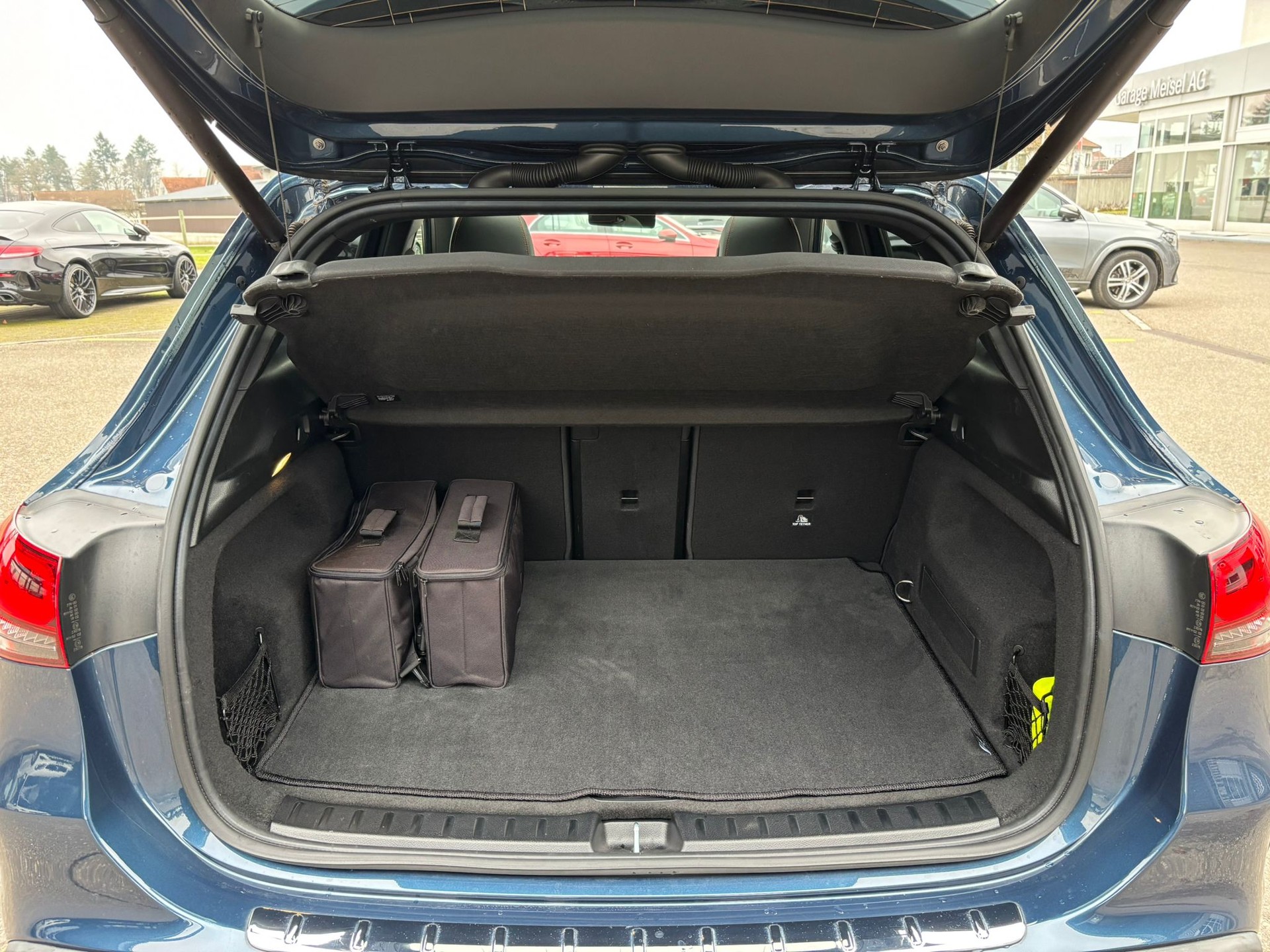 MERCEDES-BENZ EQA 300 AMG-Line 4Matic-image-11
