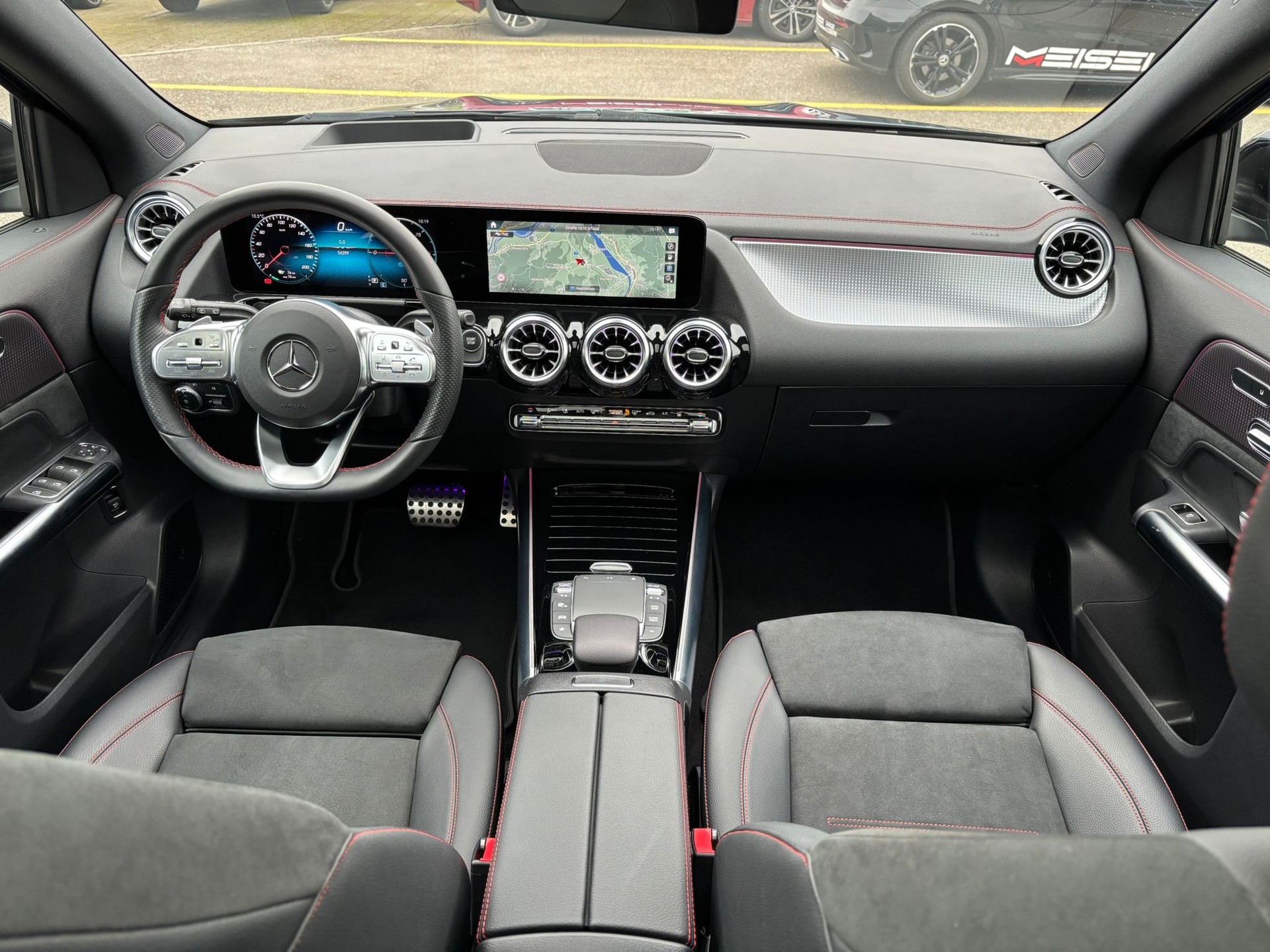 MERCEDES-BENZ EQA 300 AMG-Line 4Matic-image-5