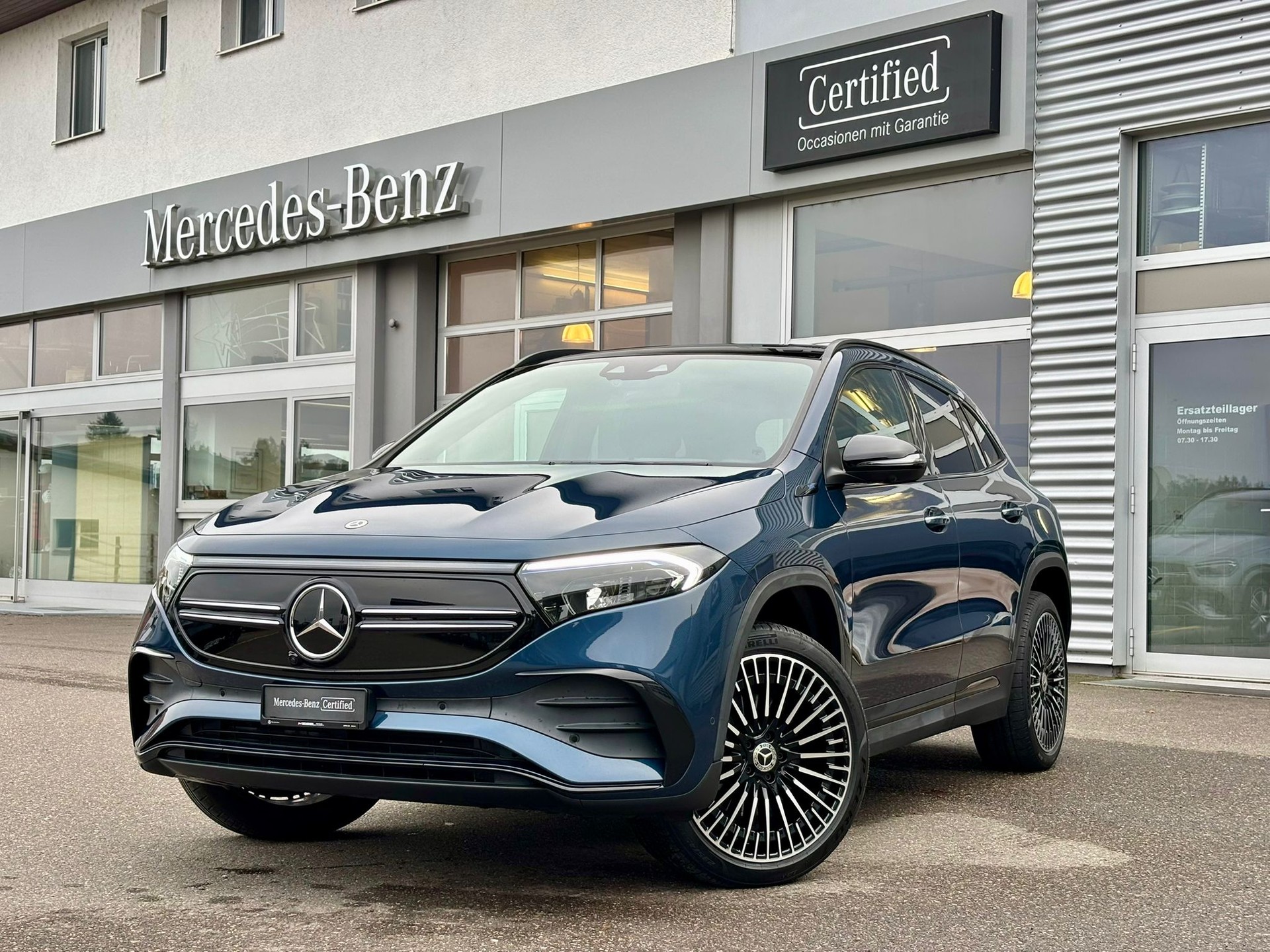 MERCEDES-BENZ EQA 300 AMG-Line 4Matic-image-1