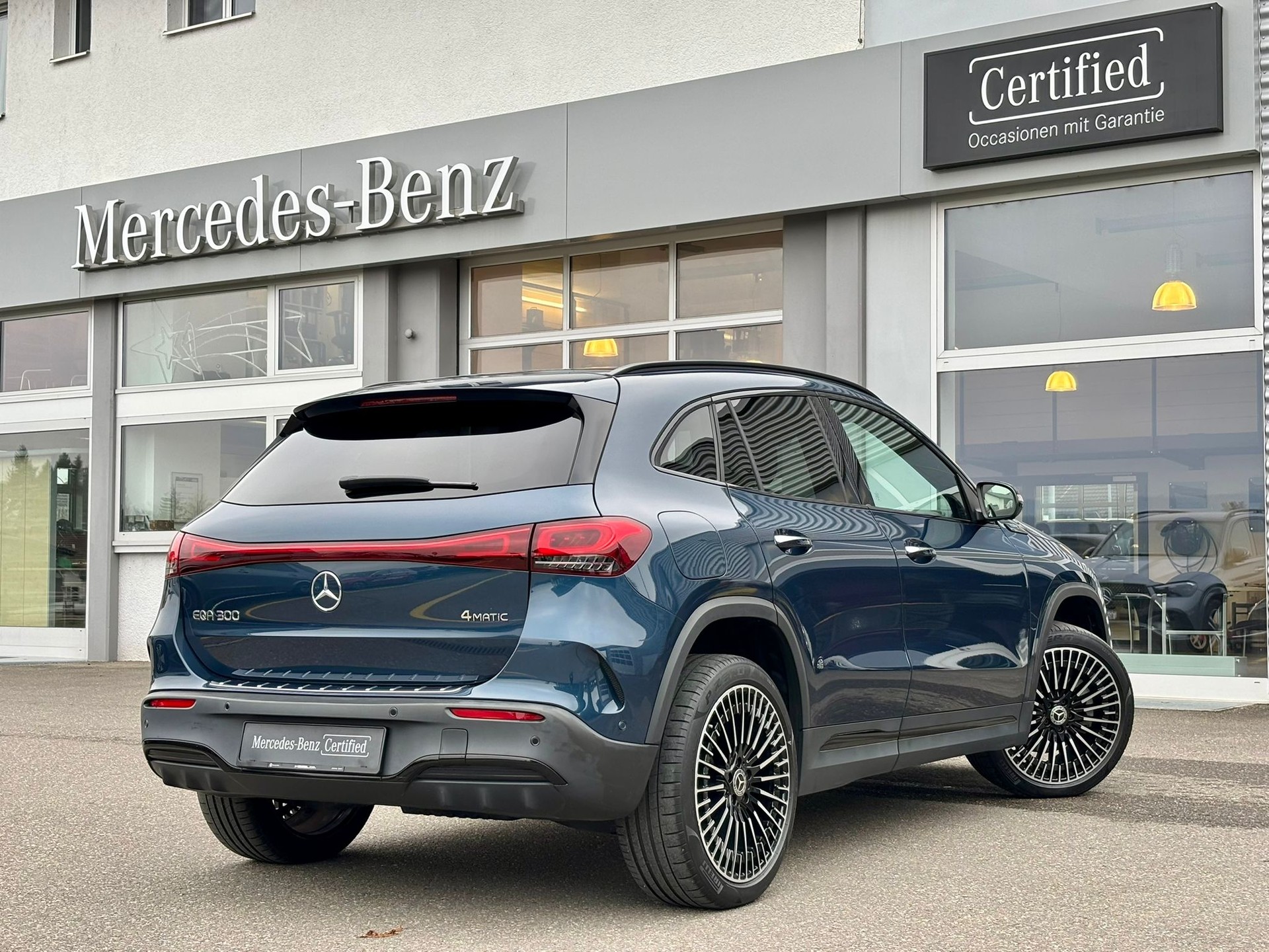 MERCEDES-BENZ EQA 300 AMG-Line 4Matic-image-3