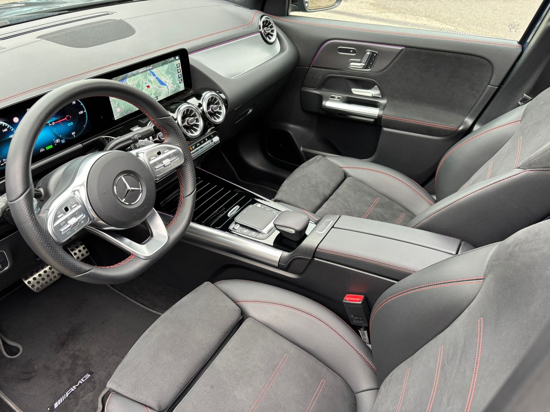 MERCEDES-BENZ EQA 300 AMG-Line 4Matic-image-4