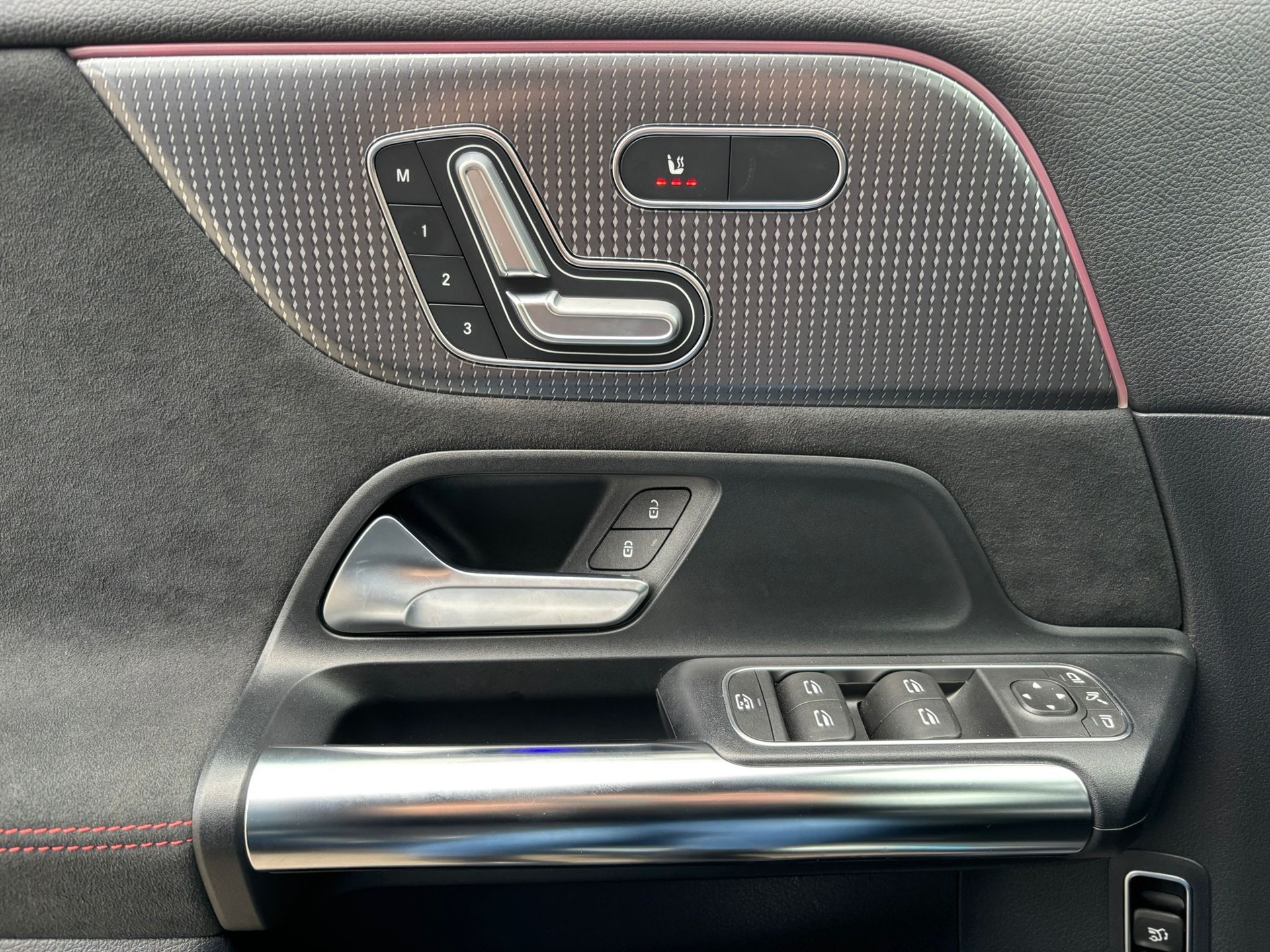 MERCEDES-BENZ EQA 300 AMG-Line 4Matic-image-10