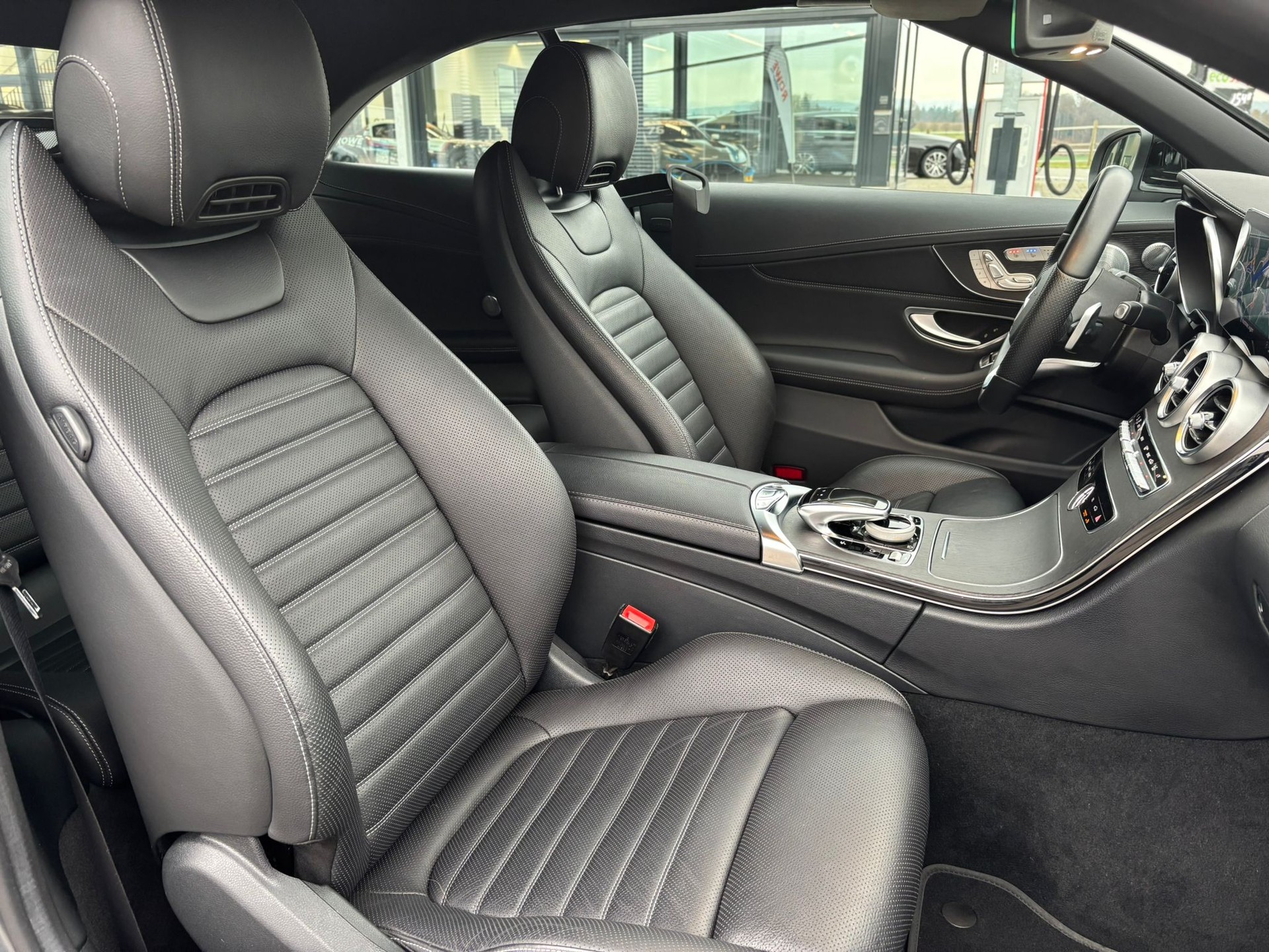 MERCEDES-BENZ C 300 AMG-Line 4Matic Cabriolet-image-12