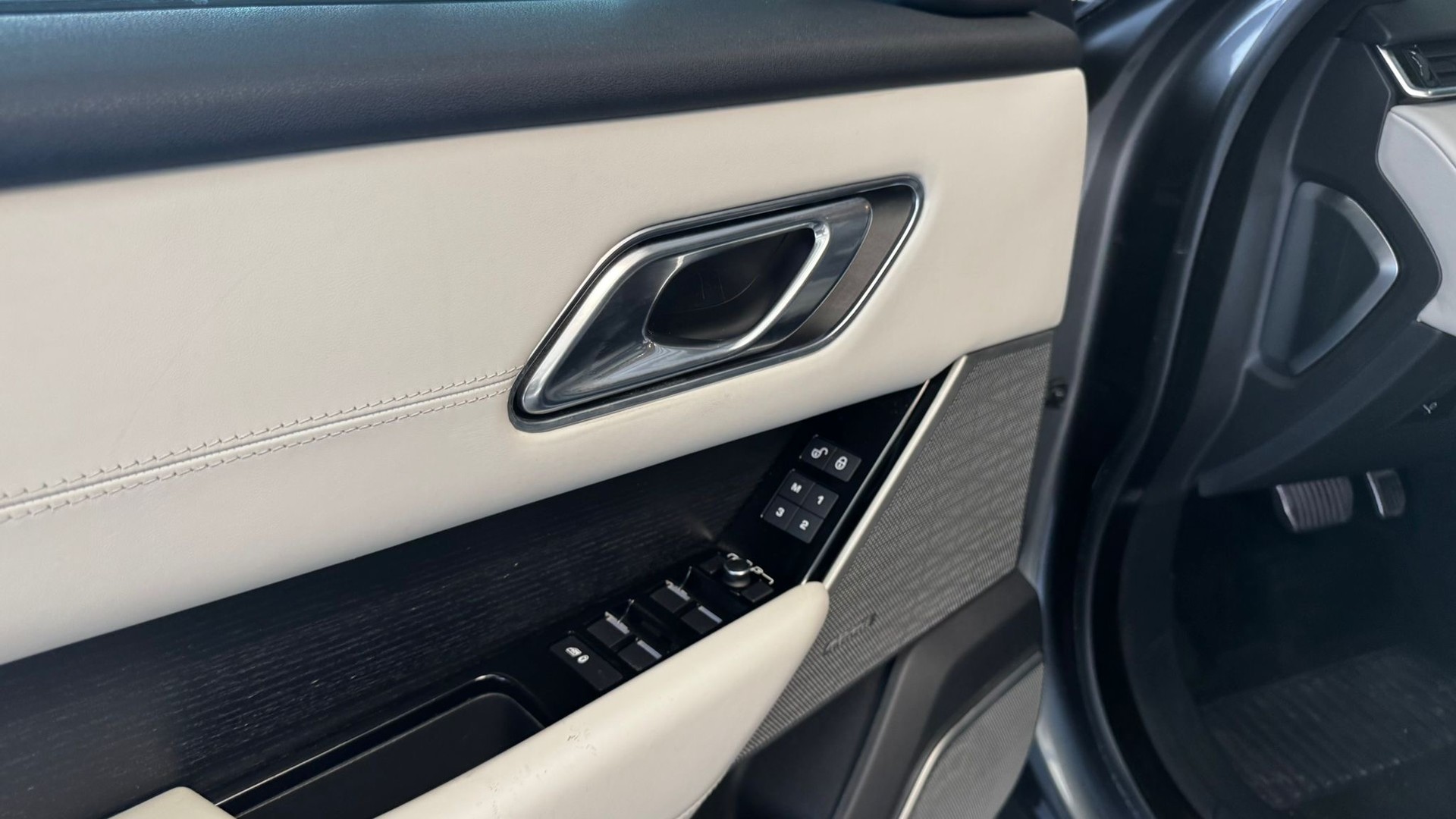 LAND ROVER Range Rover Velar 3.0 D 300 R-Dynamic HSE-image-12