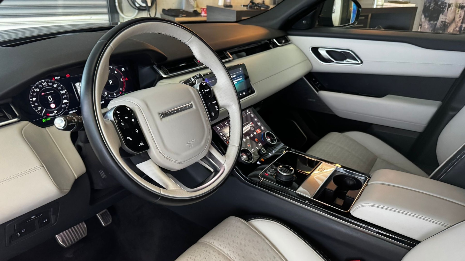 LAND ROVER Range Rover Velar 3.0 D 300 R-Dynamic HSE-image-4
