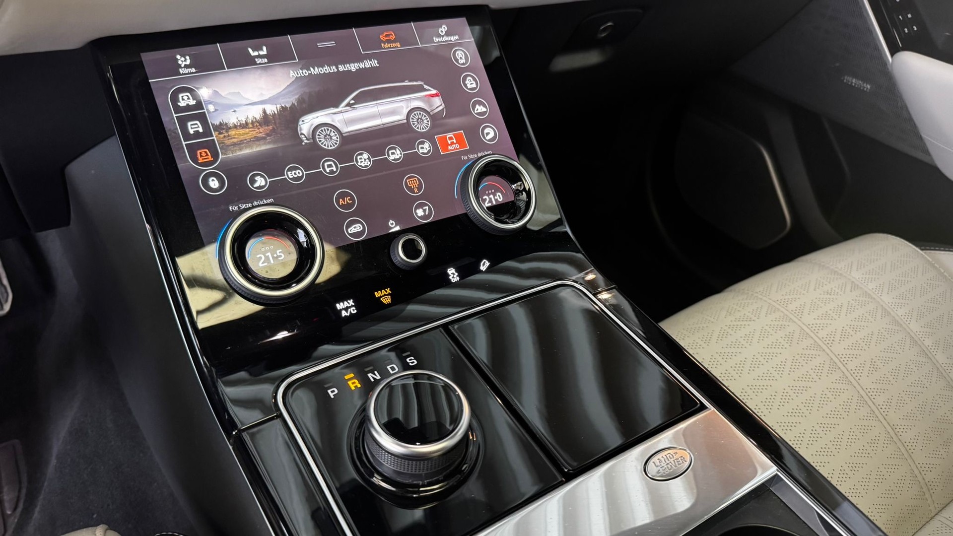 LAND ROVER Range Rover Velar 3.0 D 300 R-Dynamic HSE-image-5
