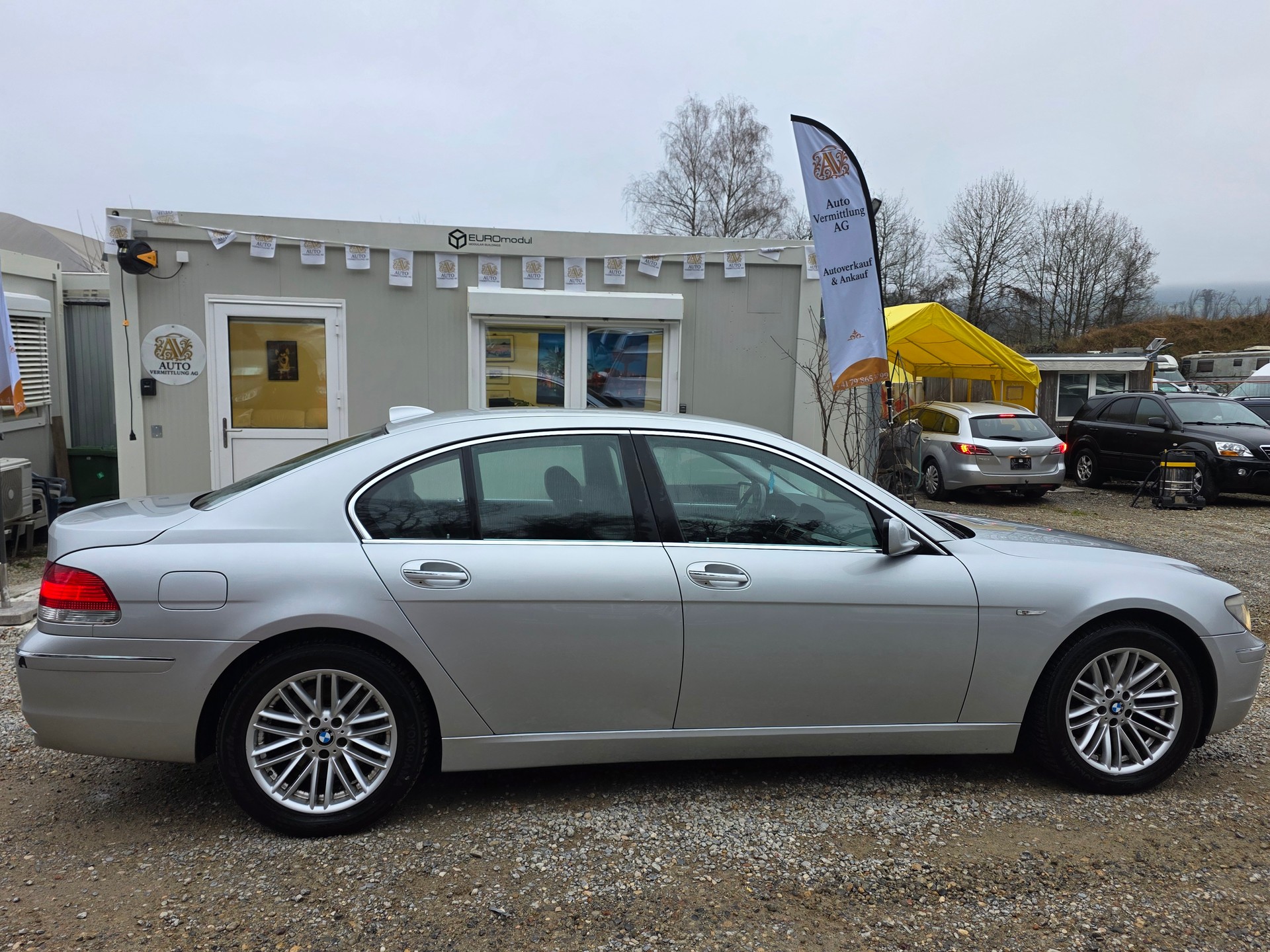 BMW 750i-image-6
