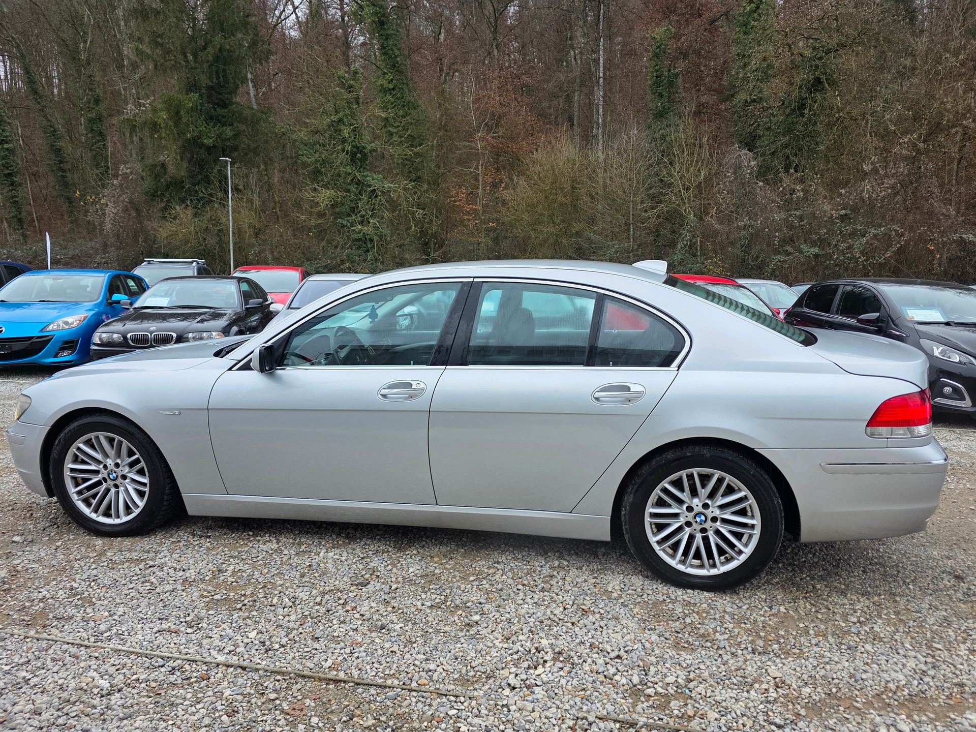 BMW 750i-showroom-element-1