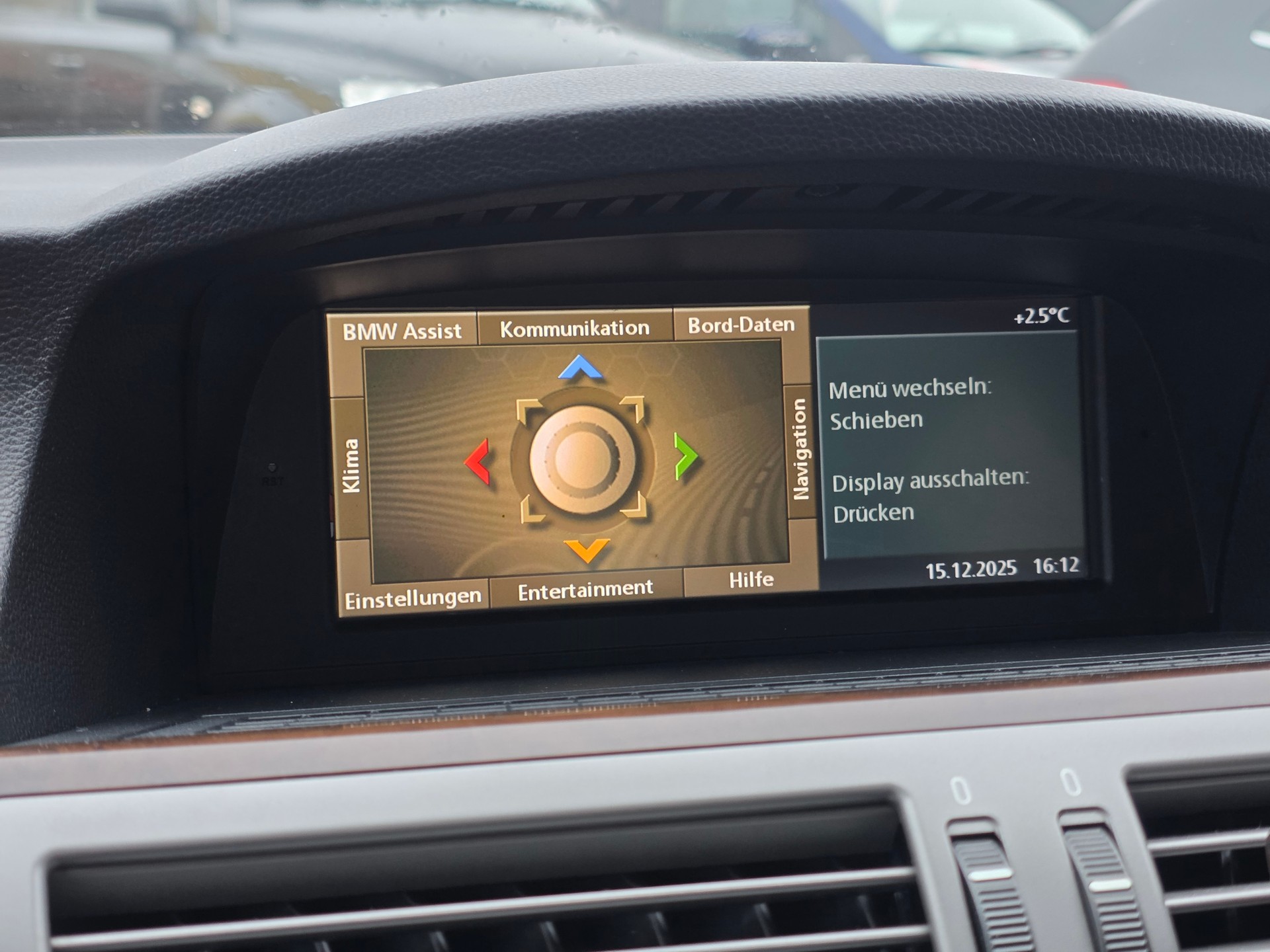 BMW 750i-image-15