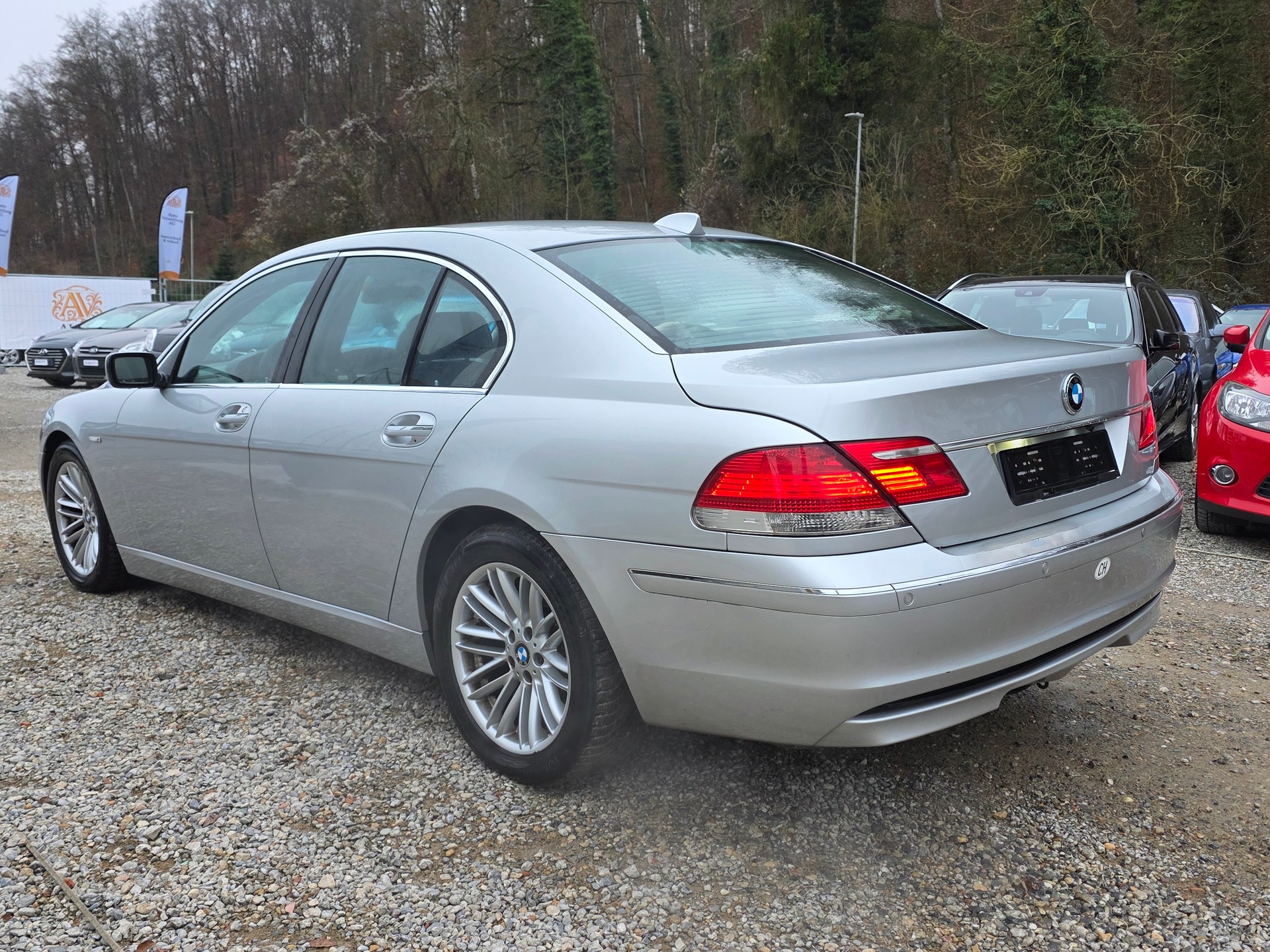 BMW 750i-showroom-element-3