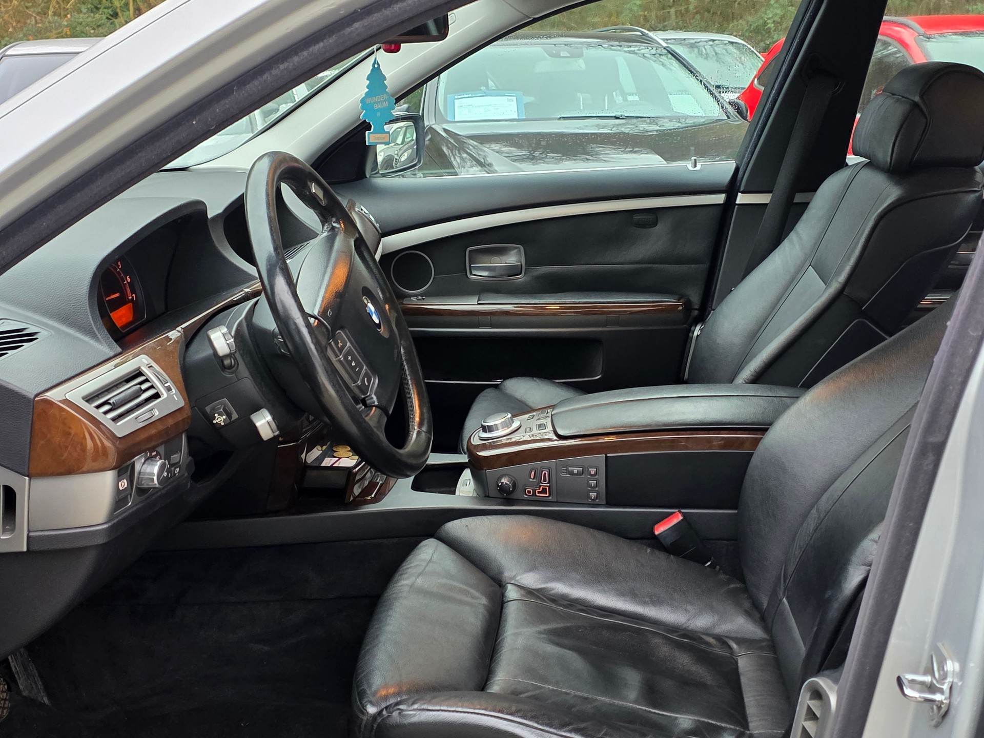 BMW 750i-image-8