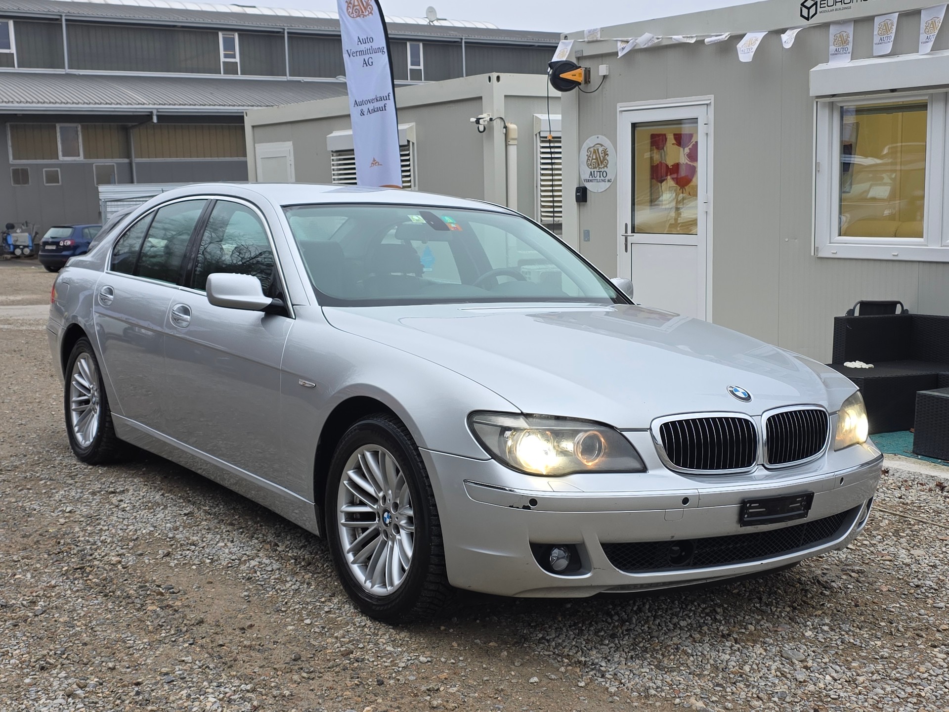 BMW 750i-image-7
