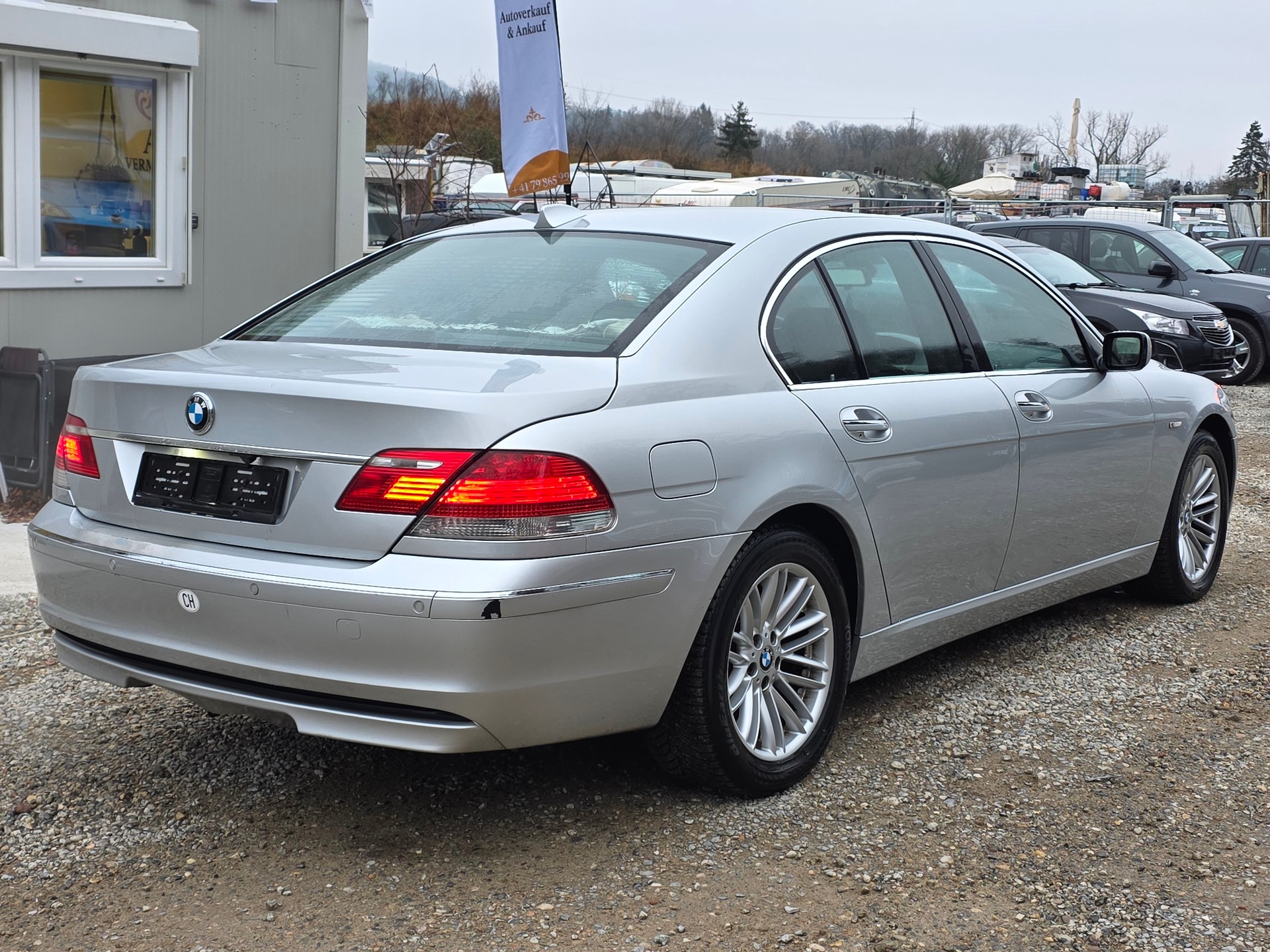 BMW 750i-image-5