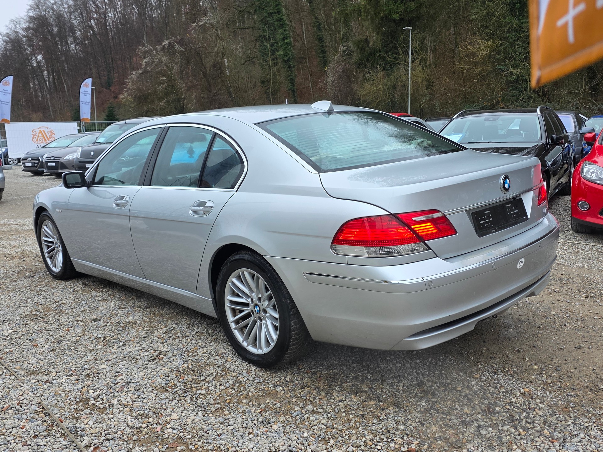 BMW 750i-showroom-element-2