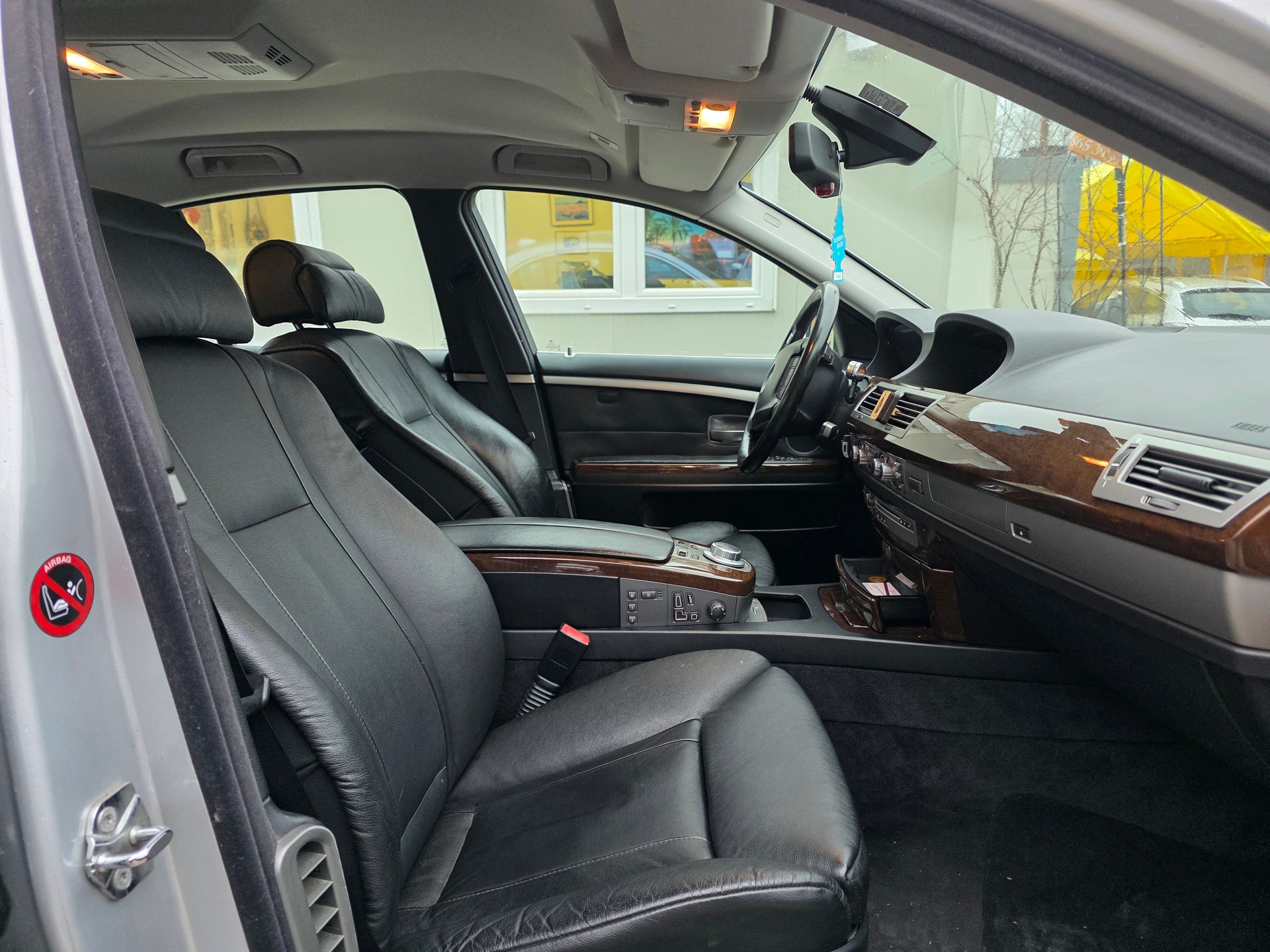BMW 750i-image-11