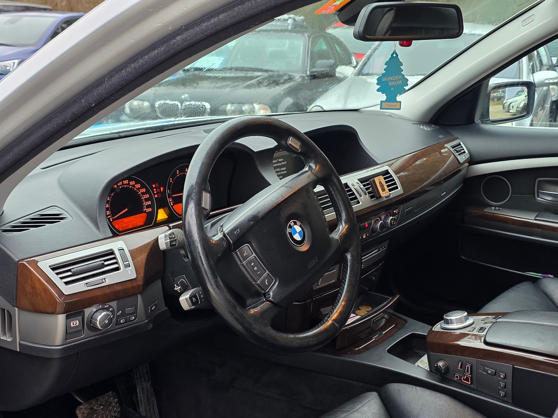 BMW 750i-image-9