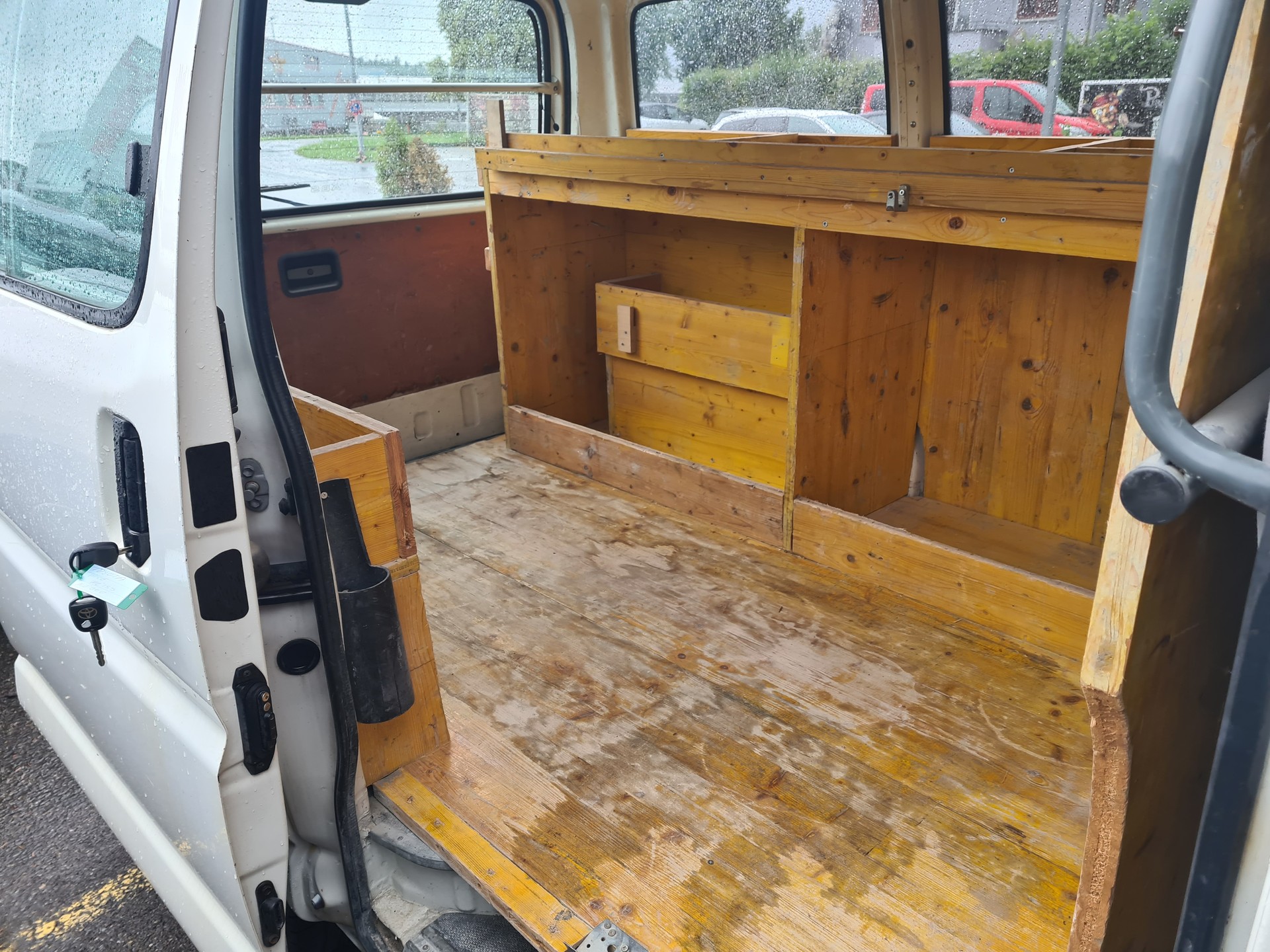 TOYOTA Hiace D-4D Kombi SWB-image-4