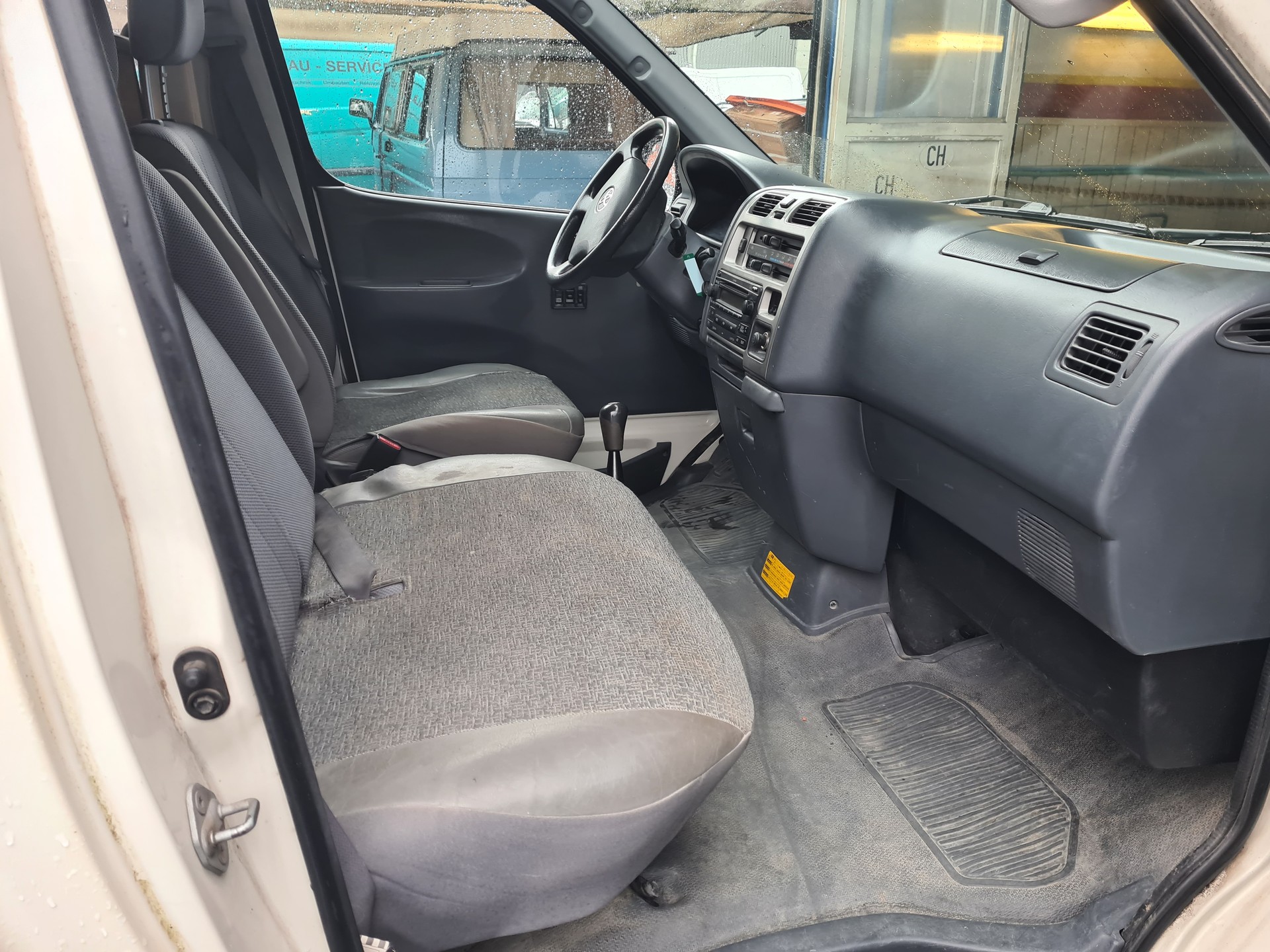 TOYOTA Hiace D-4D Kombi SWB-image-5