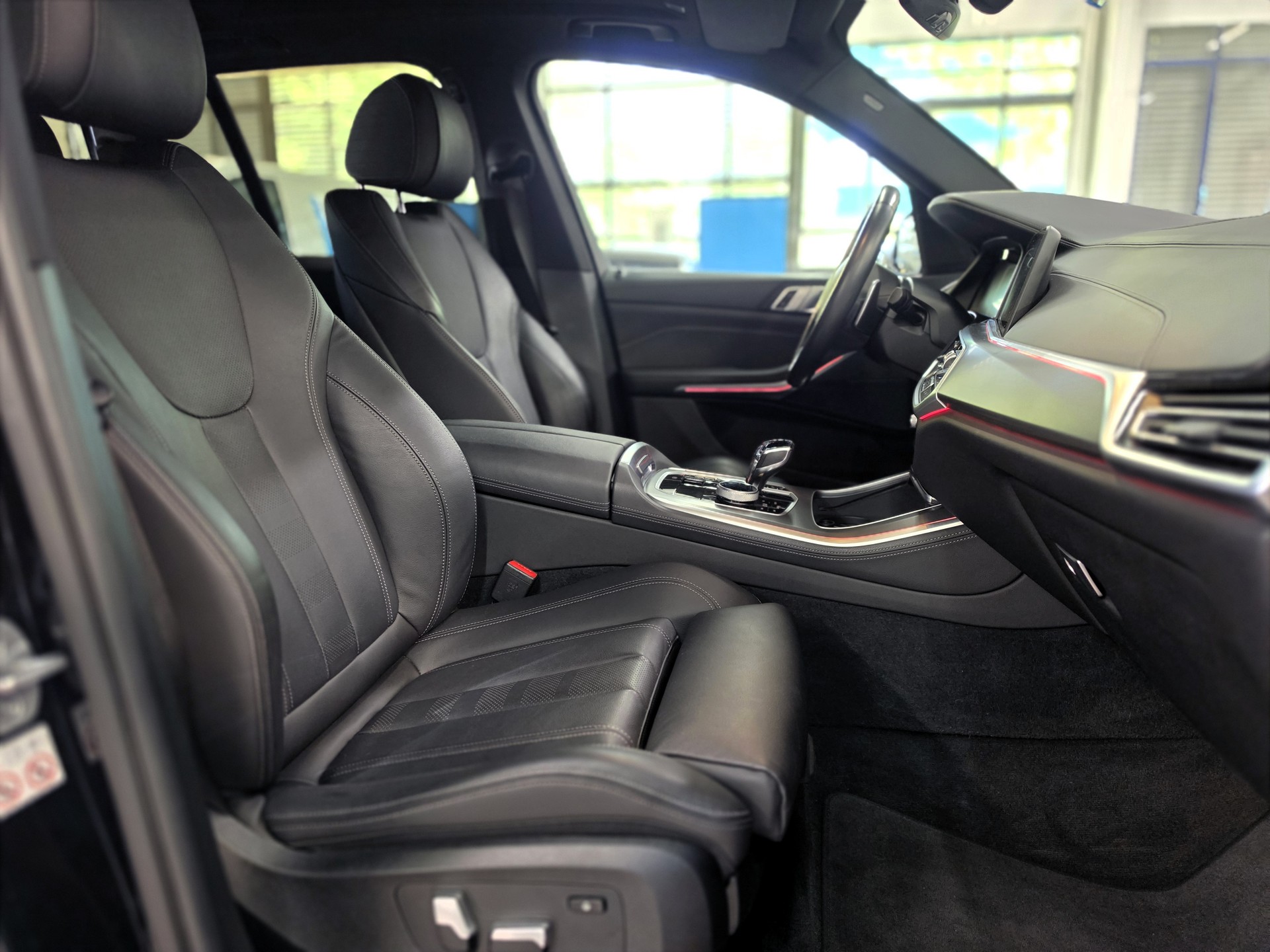 BMW X5 xDrive M50i Steptronic-image-13