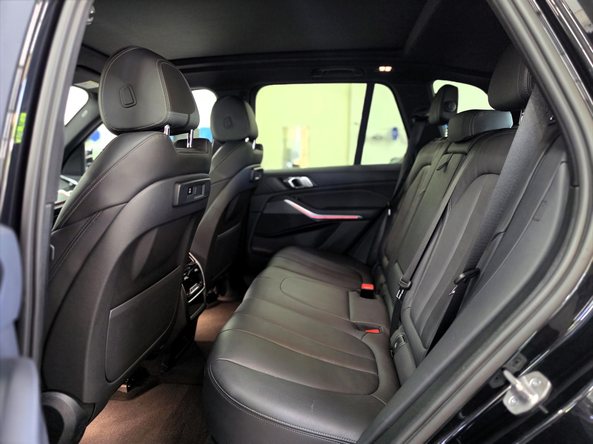 BMW X5 xDrive M50i Steptronic-image-12