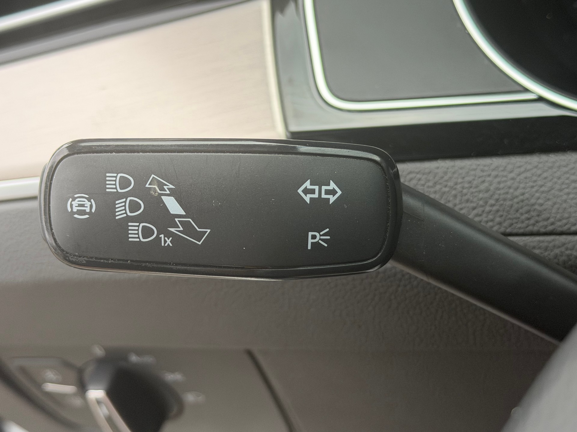 VW Passat 2.0 TDI BMT Elegance 4Motion DSG-image-14