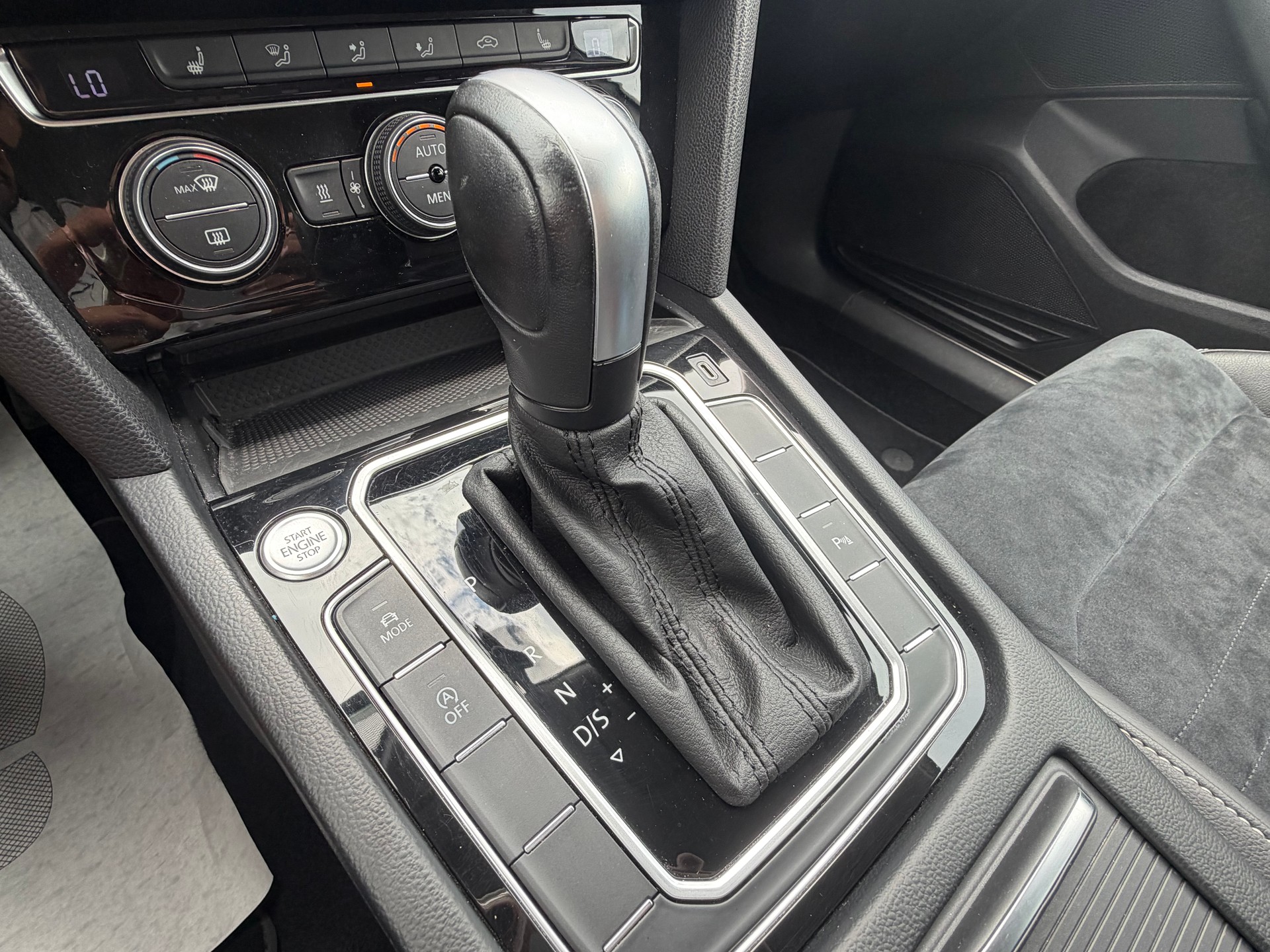 VW Passat 2.0 TDI BMT Elegance 4Motion DSG-image-17