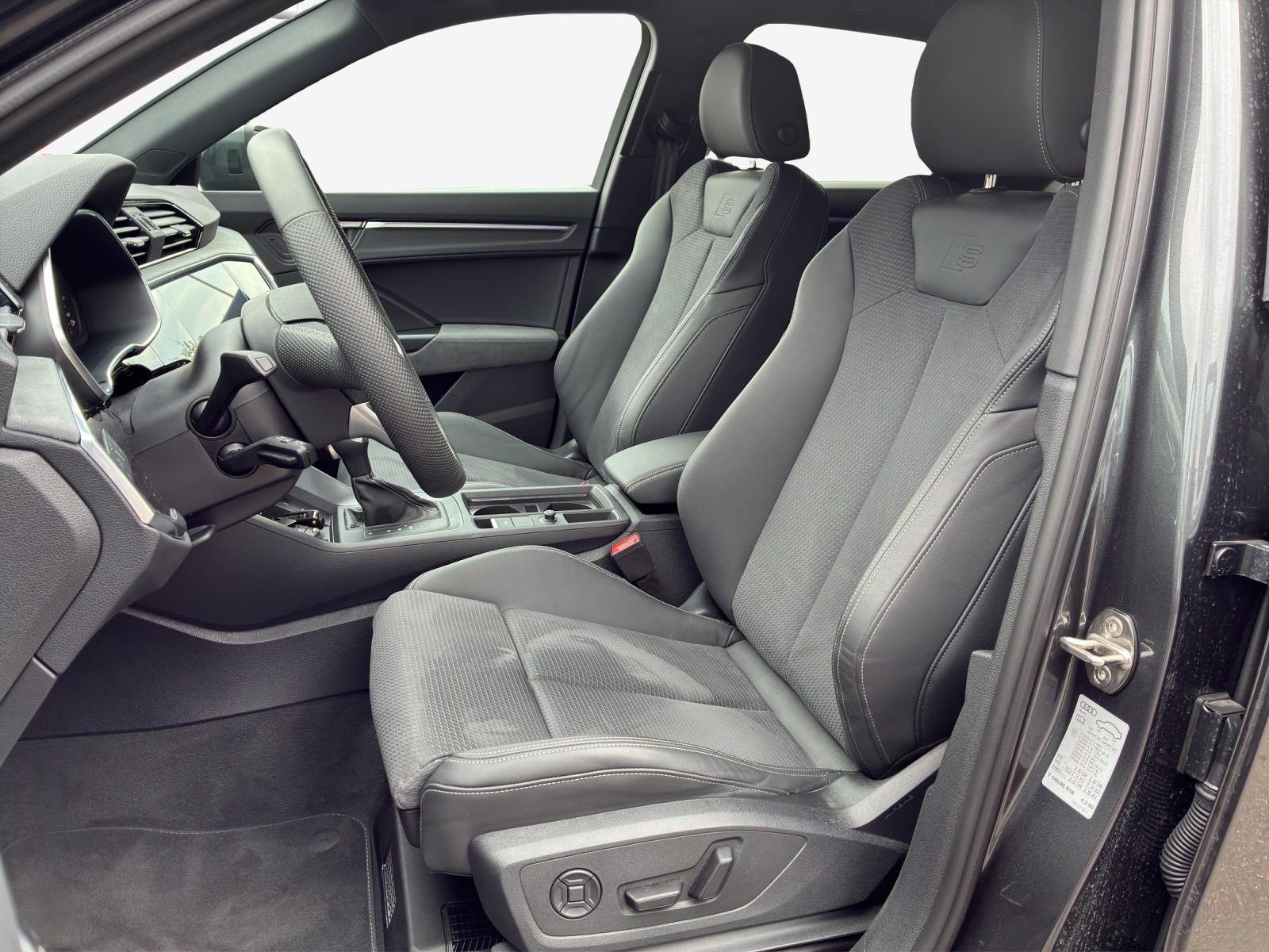 AUDI Q3 35 TFSI S line Attraction S-tronic-image-7