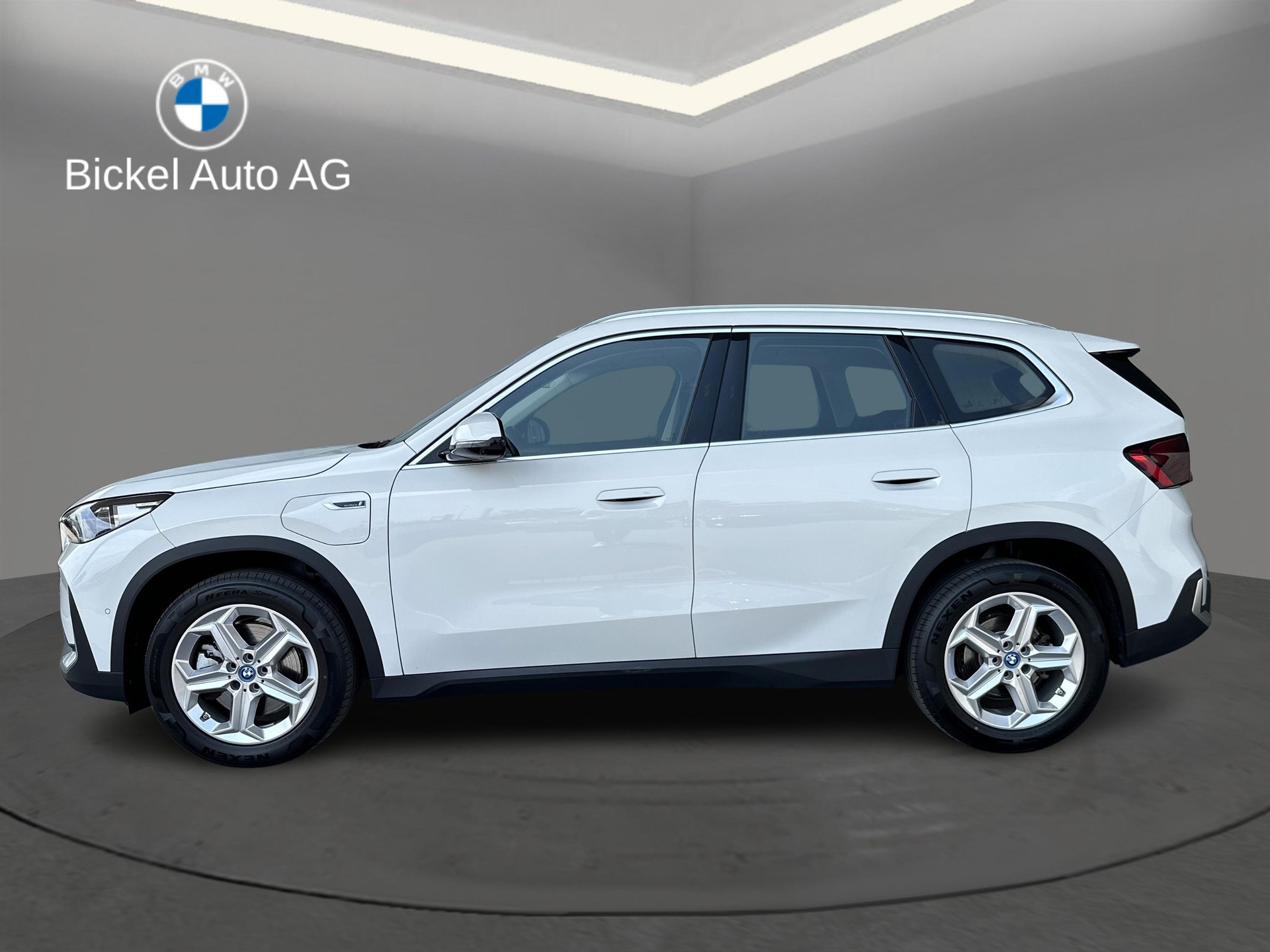 BMW X1 xDrive 30e-showroom-element-2