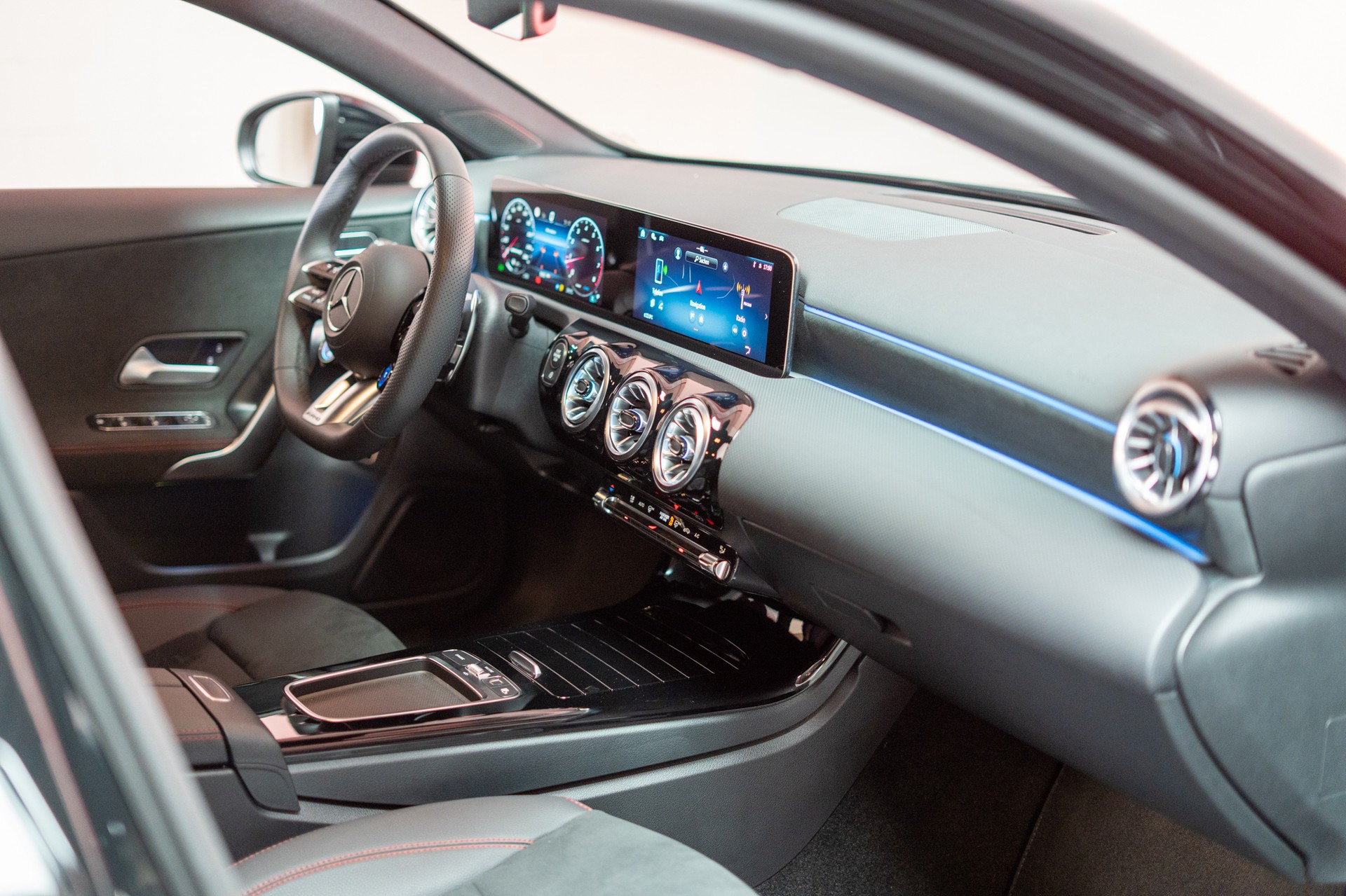 MERCEDES-BENZ A 35 AMG 4matic Limousine / Facelift / Rückfahrkamera / Ambientebeleuchtung-image-15