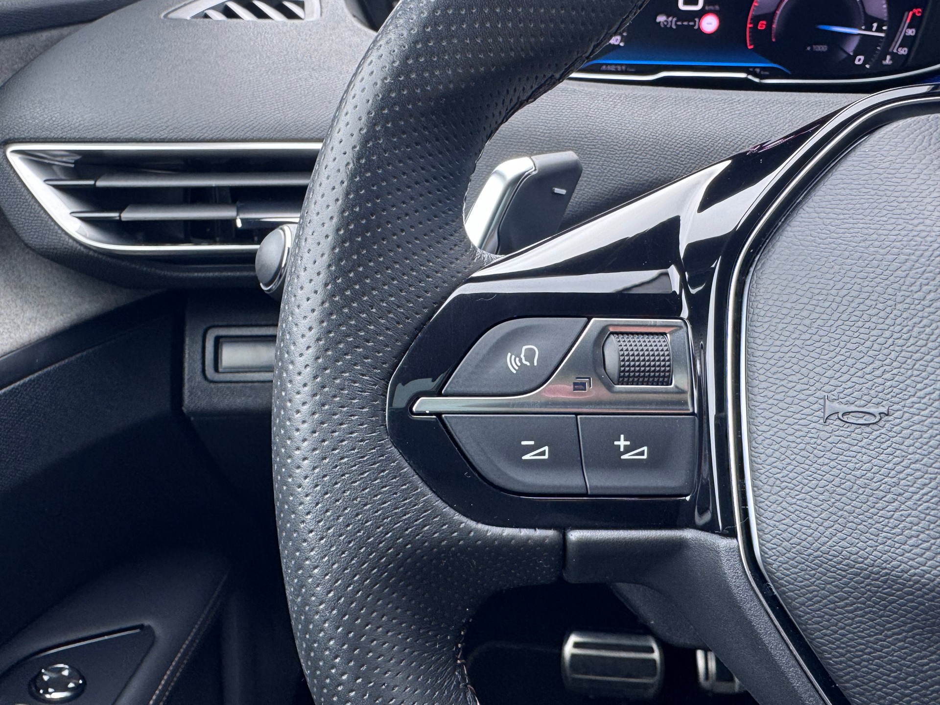 PEUGEOT 3008 1.5 BlueHDi GT EAT8+LED Scheinwerfer+ACC+NAVI+Rückfahrkamera+Getönte Scheiben+Panorama-Glasdach+18"Alu+Winterräder+-image-18