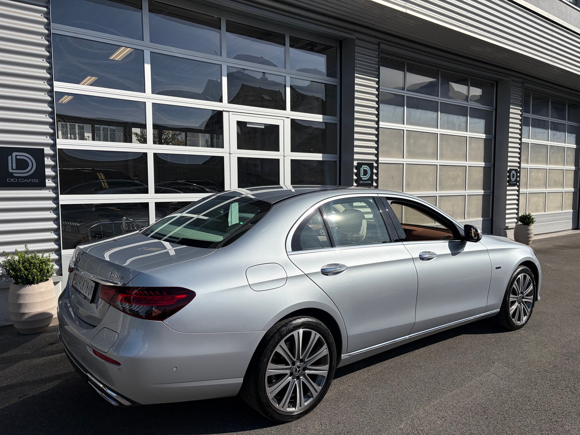 MERCEDES-BENZ E 300 e 4Matic Avantgarde 9G-Tronic-image-4
