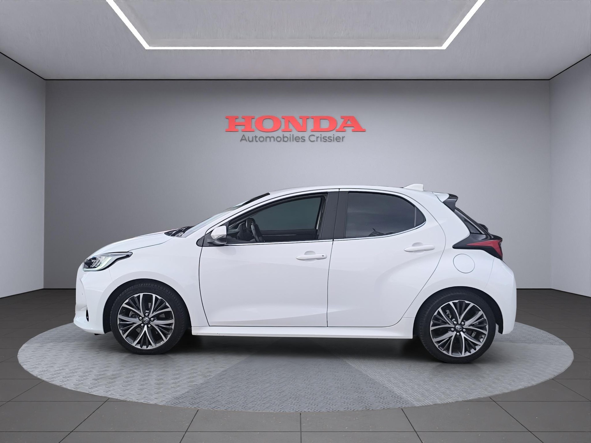 TOYOTA Yaris 1.5 VVT-i HSD Premium-showroom-element-3