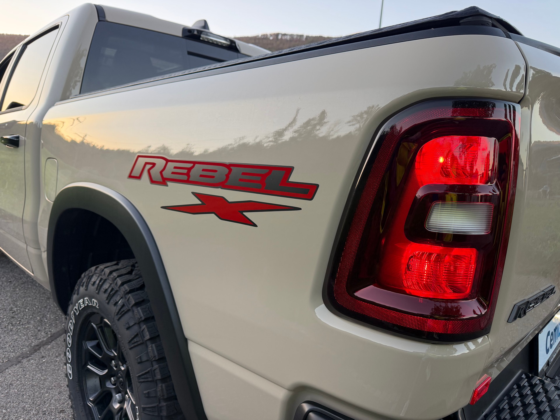 DODGE SST "REBEL X" MIT 425 PS !! KM 6`700 !! AHK 3`500 KG !! VOLL OPTION !! CH GEPRÜFT ALLES EINGETRAGEN !! REBEL X SST !!-image-58