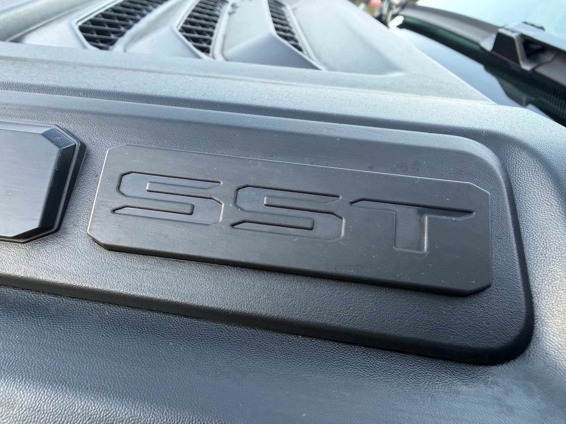 DODGE SST "REBEL X" MIT 425 PS !! KM 6`700 !! AHK 3`500 KG !! VOLL OPTION !! CH GEPRÜFT ALLES EINGETRAGEN !! REBEL X SST !!-image-43