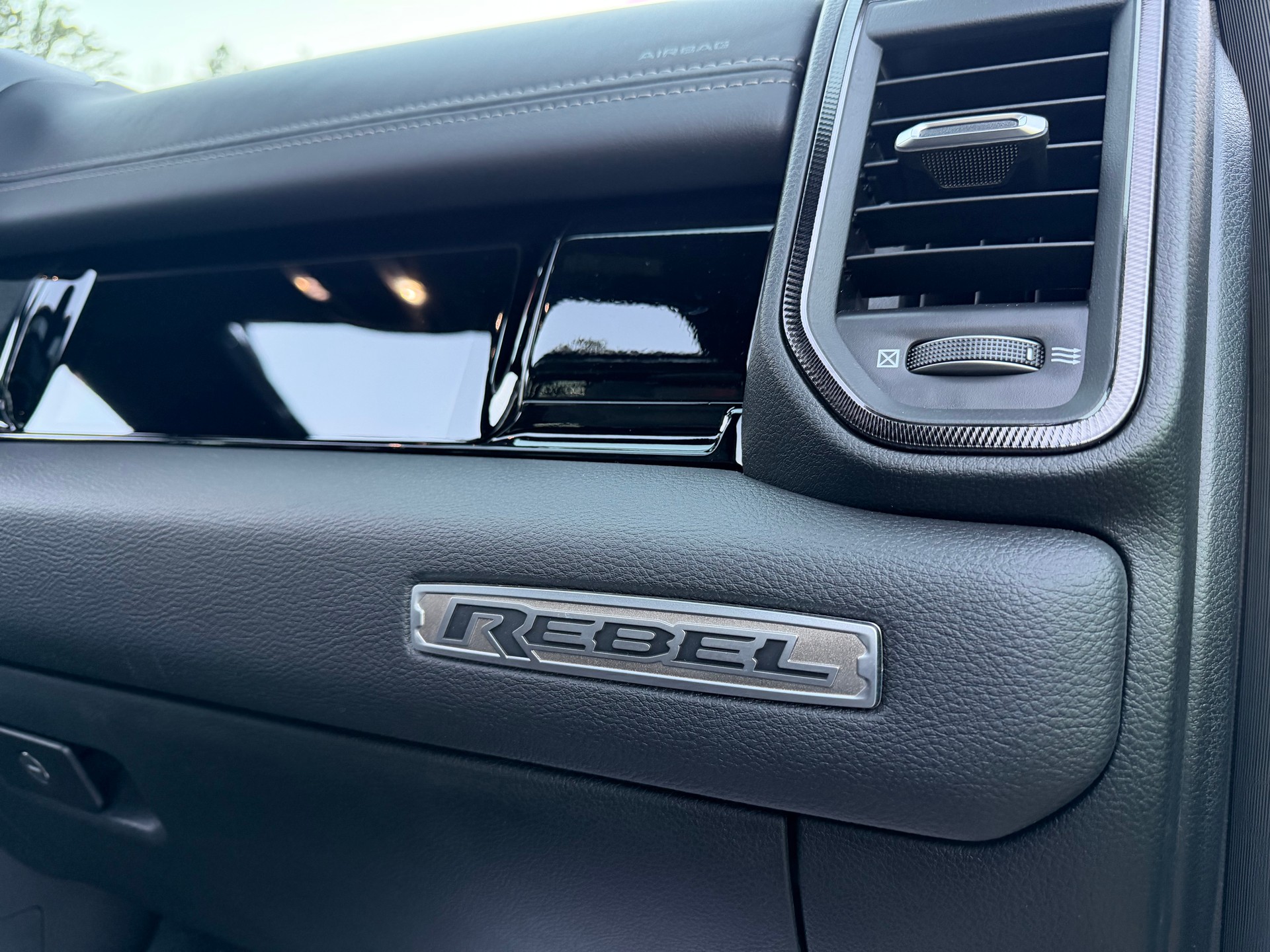 DODGE SST "REBEL X" MIT 425 PS !! KM 6`700 !! AHK 3`500 KG !! VOLL OPTION !! CH GEPRÜFT ALLES EINGETRAGEN !! REBEL X SST !!-image-47