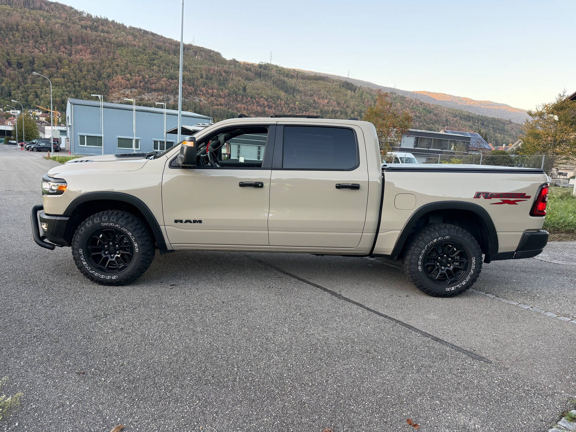 DODGE SST "REBEL X" MIT 425 PS !! KM 6`700 !! AHK 3`500 KG !! VOLL OPTION !! CH GEPRÜFT ALLES EINGETRAGEN !! REBEL X SST !!-image-14