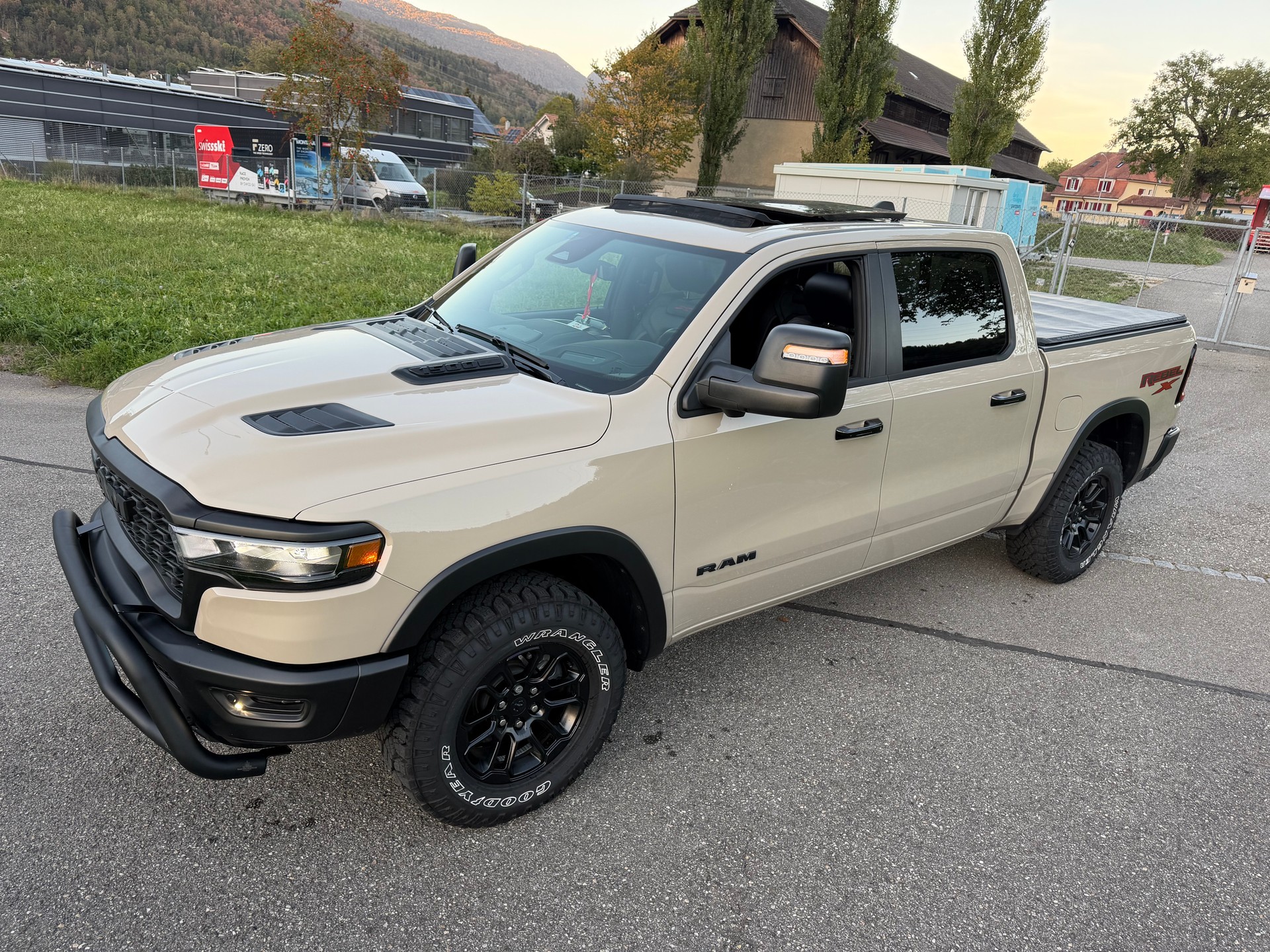 DODGE SST "REBEL X" MIT 425 PS !! KM 6`700 !! AHK 3`500 KG !! VOLL OPTION !! CH GEPRÜFT ALLES EINGETRAGEN !! REBEL X SST !!-image-17