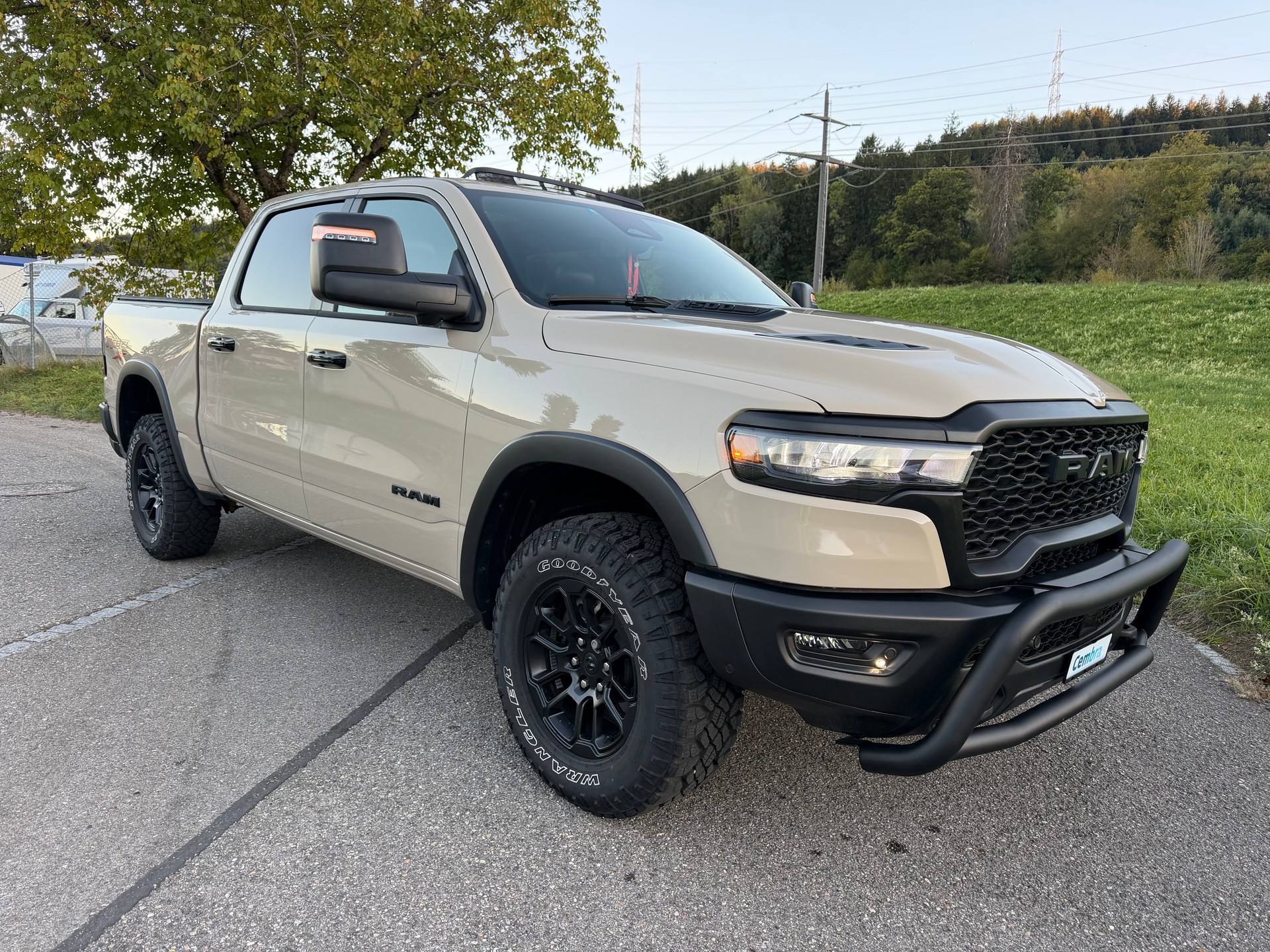 DODGE SST "REBEL X" MIT 425 PS !! KM 6`700 !! AHK 3`500 KG !! VOLL OPTION !! CH GEPRÜFT ALLES EINGETRAGEN !! REBEL X SST !!-showroom-element-3