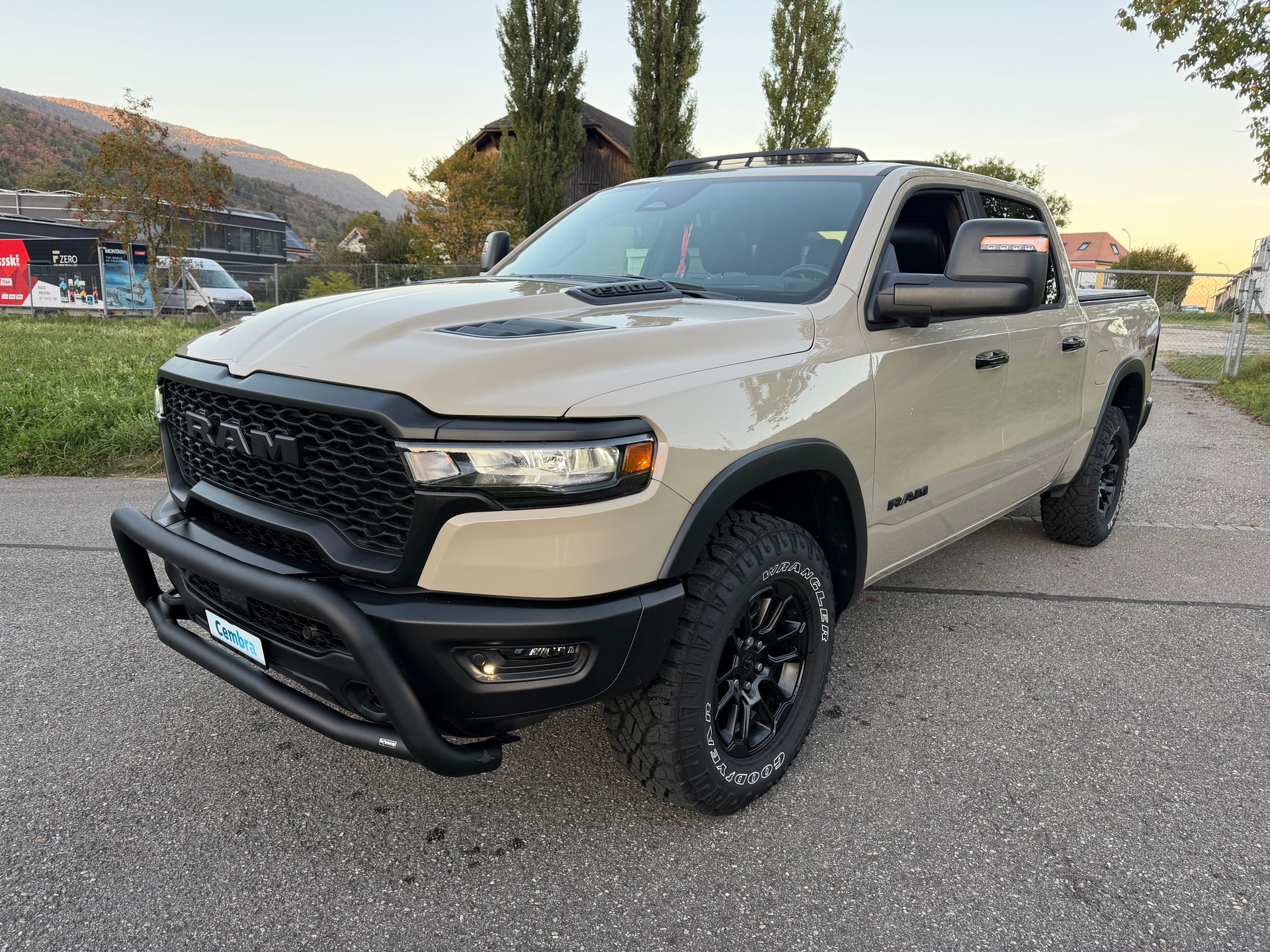 DODGE SST "REBEL X" MIT 425 PS !! KM 6`700 !! AHK 3`500 KG !! VOLL OPTION !! CH GEPRÜFT ALLES EINGETRAGEN !! REBEL X SST !!-showroom-element-1