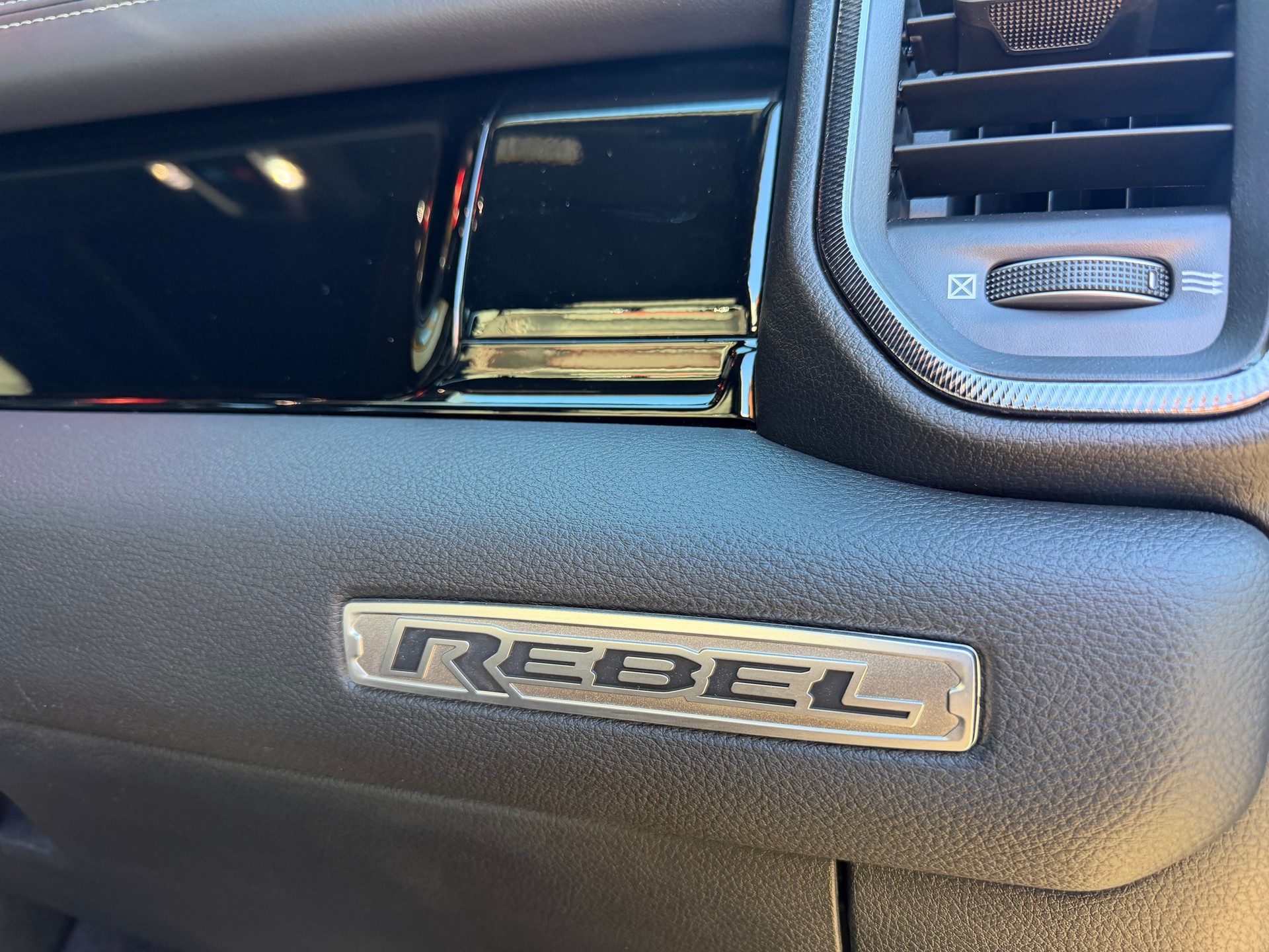 DODGE SST "REBEL X" MIT 425 PS !! KM 6`700 !! AHK 3`500 KG !! VOLL OPTION !! CH GEPRÜFT ALLES EINGETRAGEN !! REBEL X SST !!-image-25