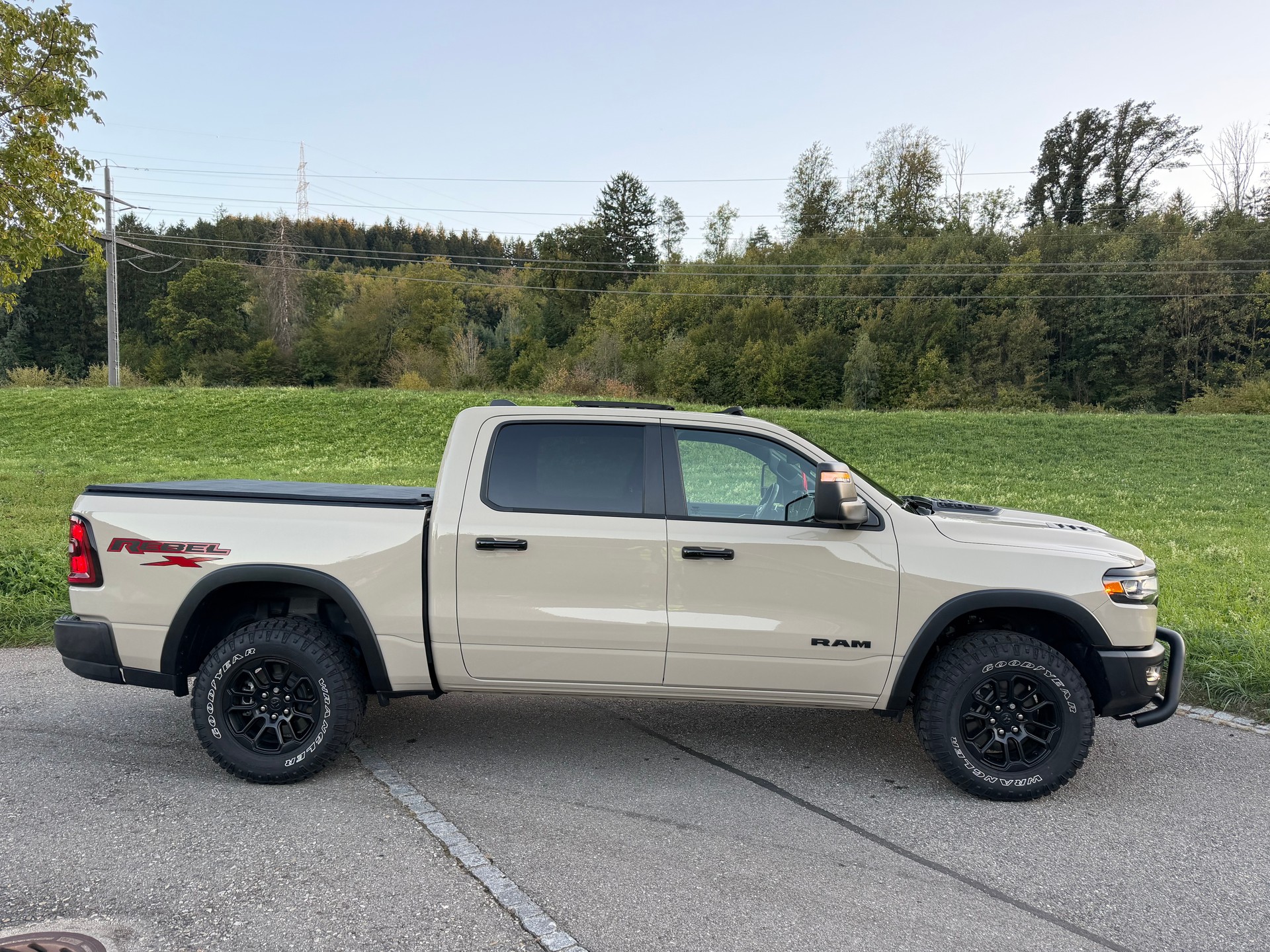 DODGE SST "REBEL X" MIT 425 PS !! KM 6`700 !! AHK 3`500 KG !! VOLL OPTION !! CH GEPRÜFT ALLES EINGETRAGEN !! REBEL X SST !!-image-13